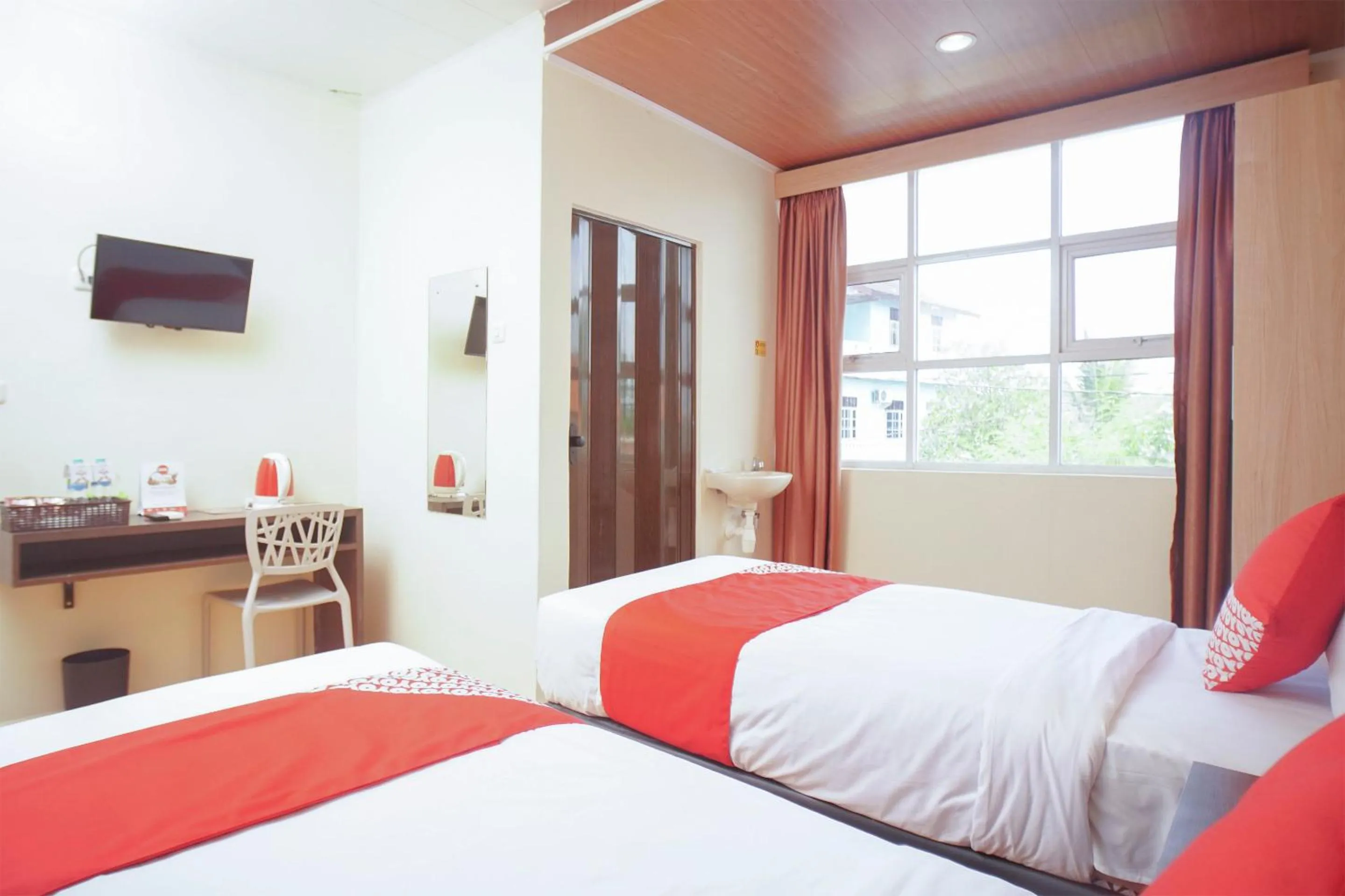 Bedroom in OYO 147 Hotel Winer