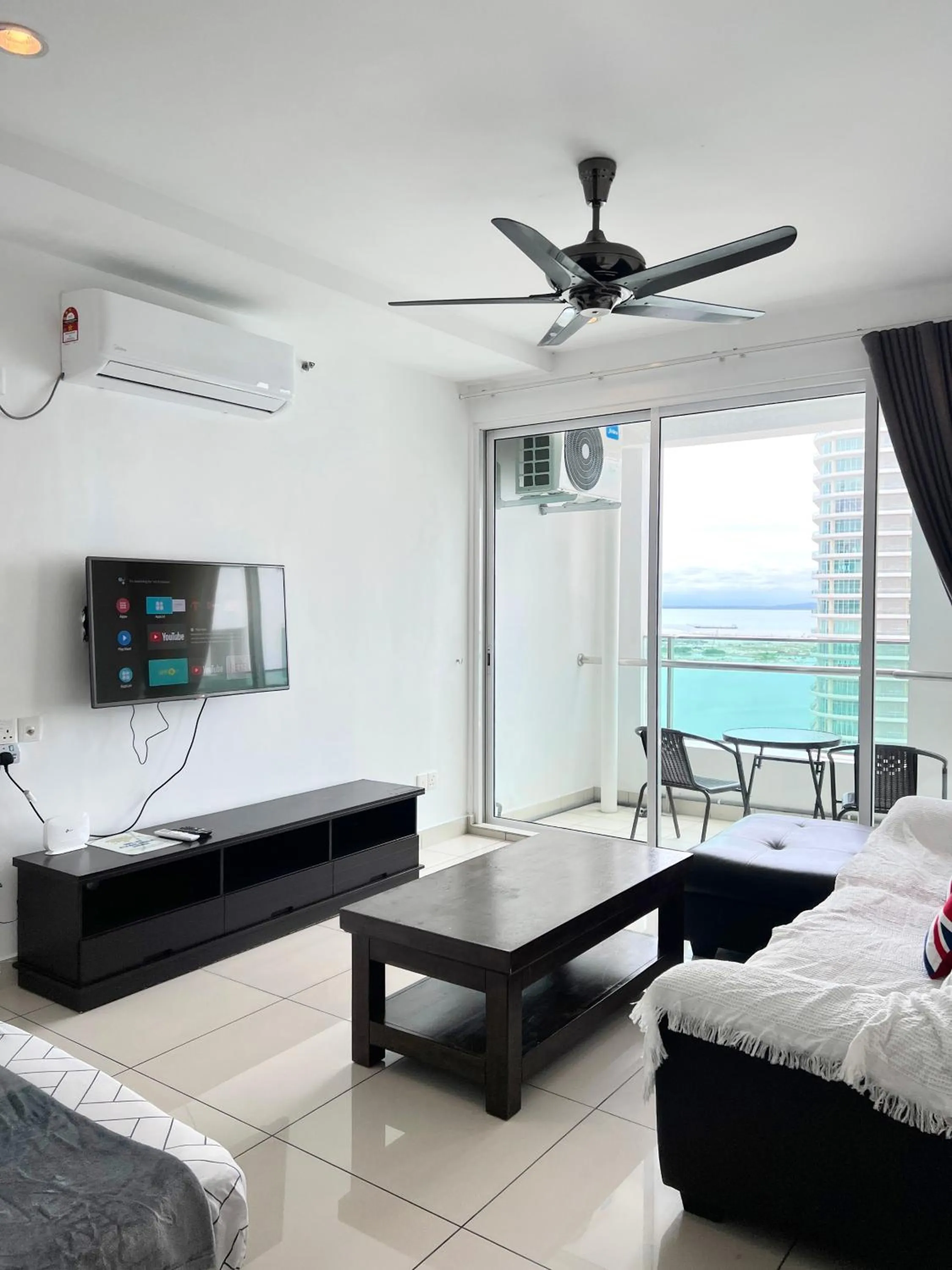 Living room, Bed in Mansion One by Sky Hive