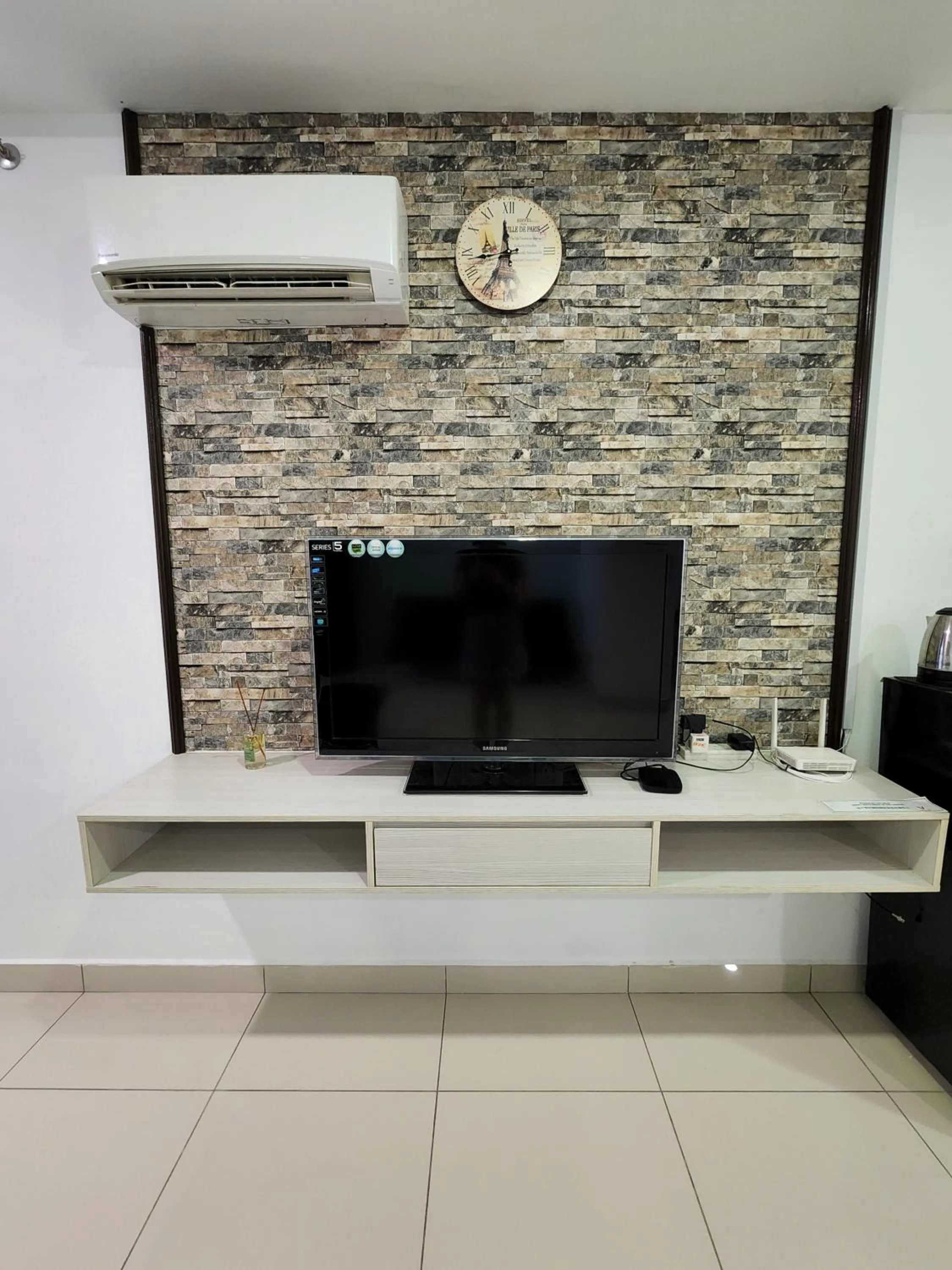 Communal lounge/ TV room in Mansion One by Sky Hive