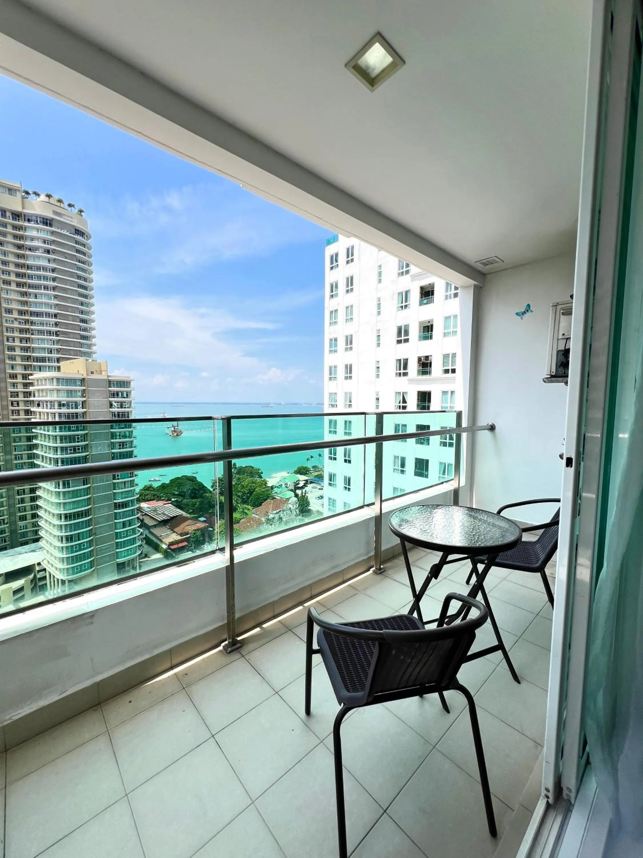 Balcony/Terrace in Mansion One by Sky Hive