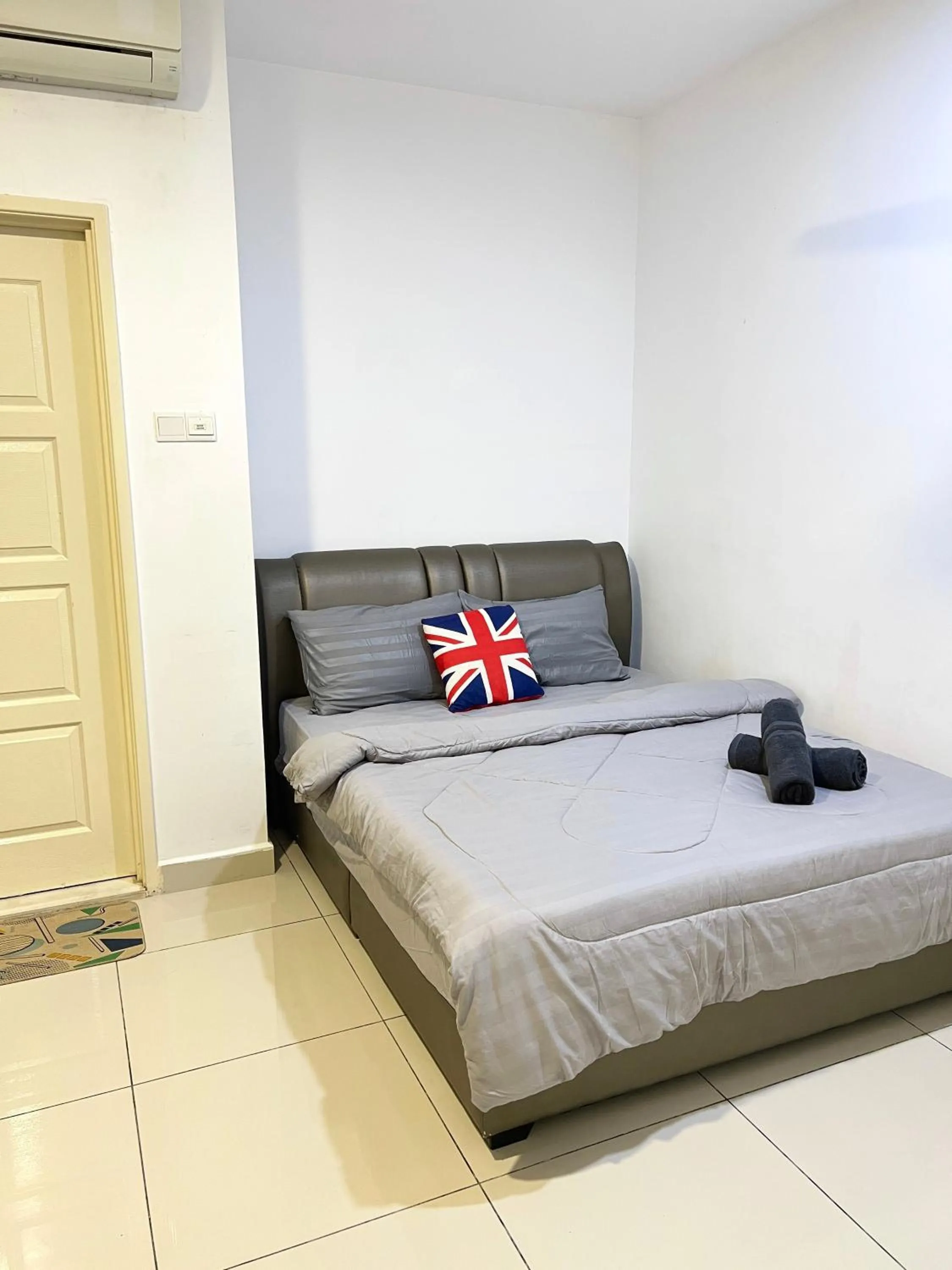 Bedroom, Bed in Mansion One by Sky Hive