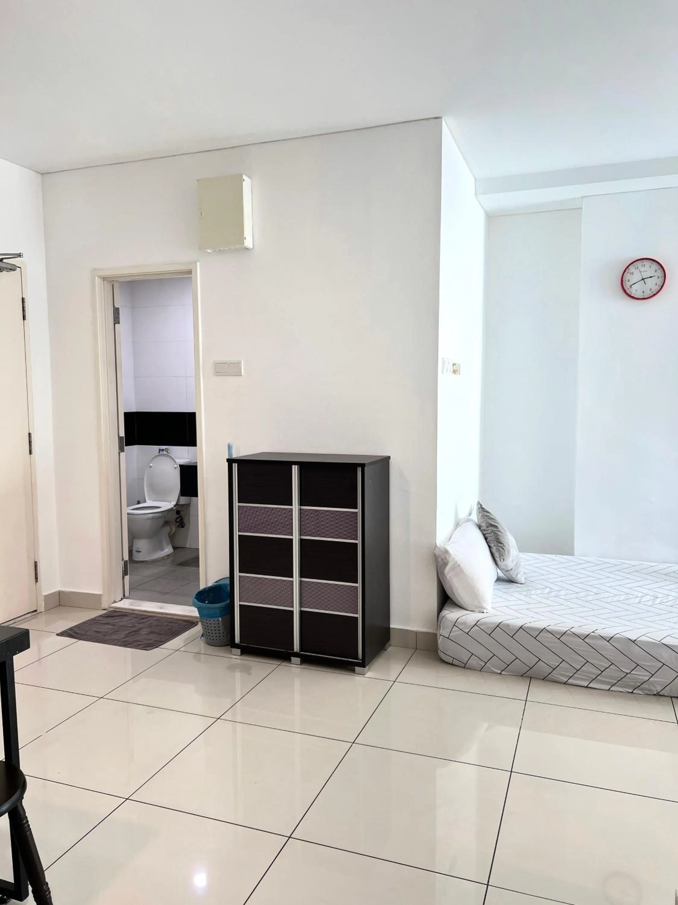 Photo of the whole room, Bed in Mansion One by Sky Hive