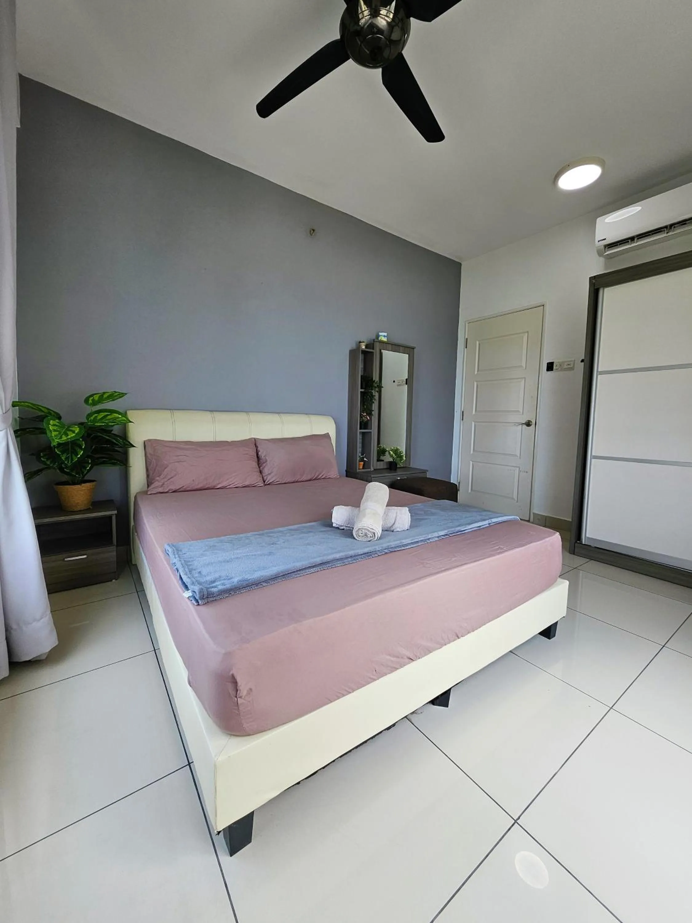 Bedroom, Bed in Mansion One by Sky Hive