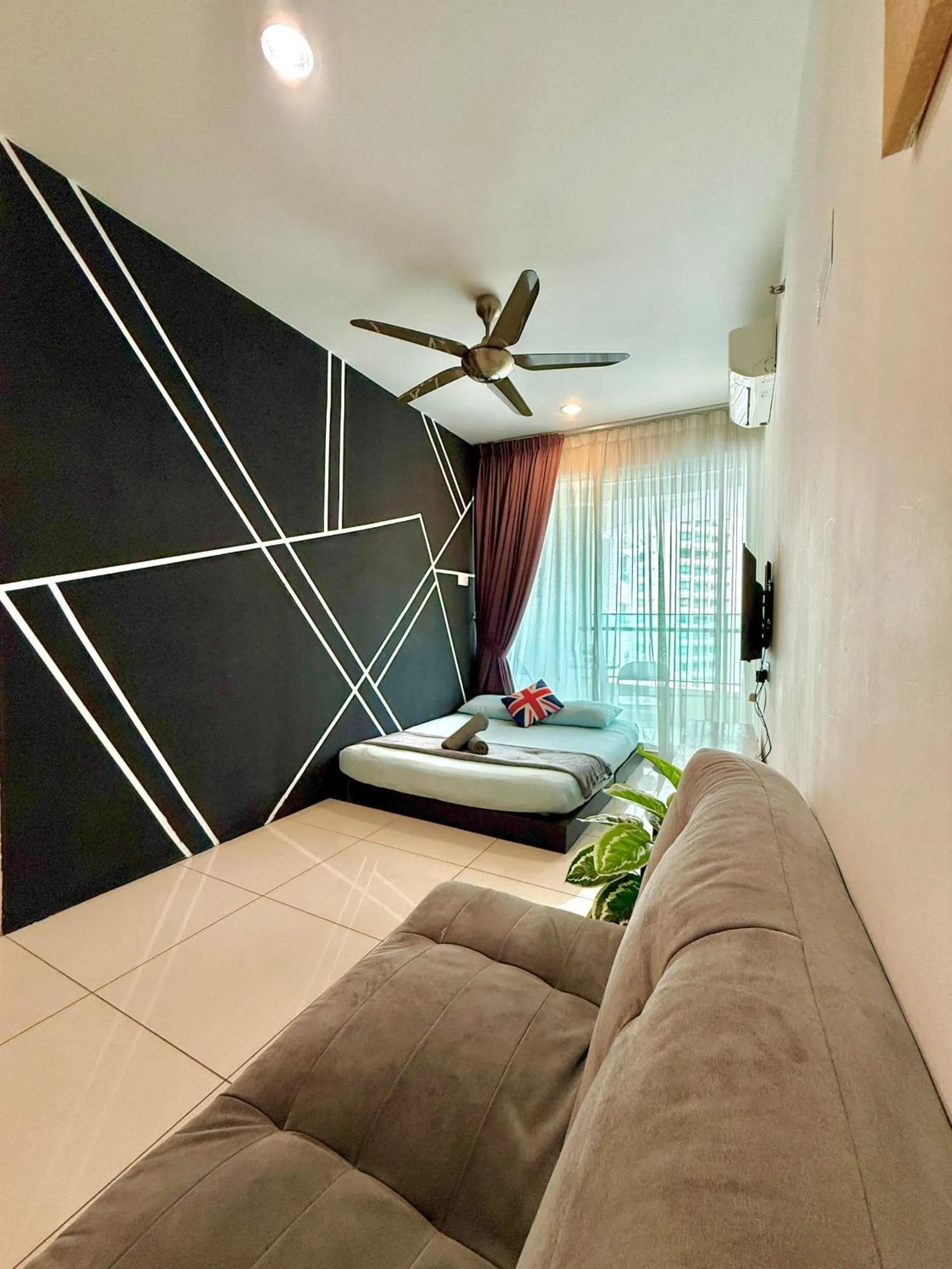 Living room, Bed in Mansion One by Sky Hive