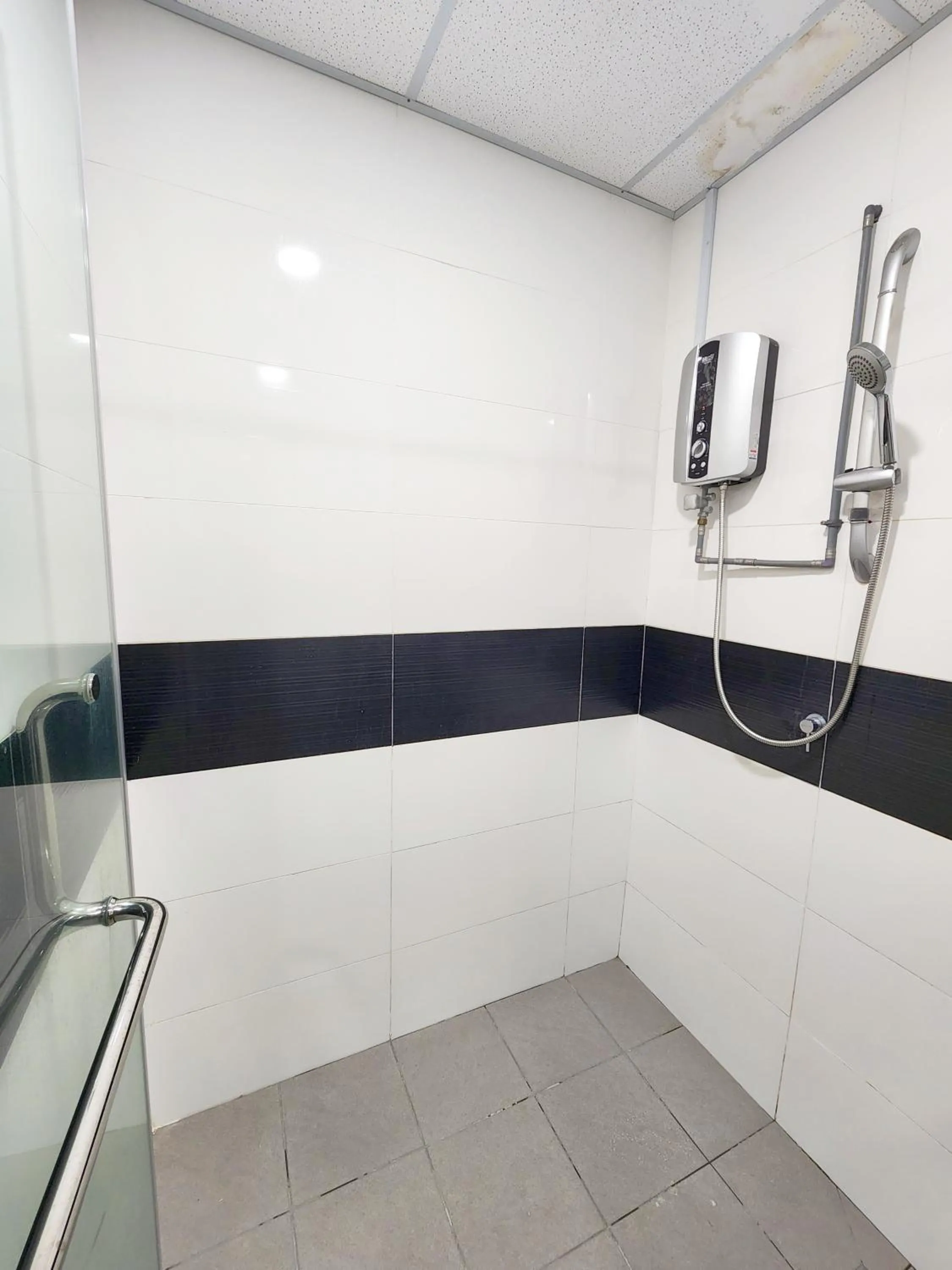 Bathroom in Mansion One by Sky Hive