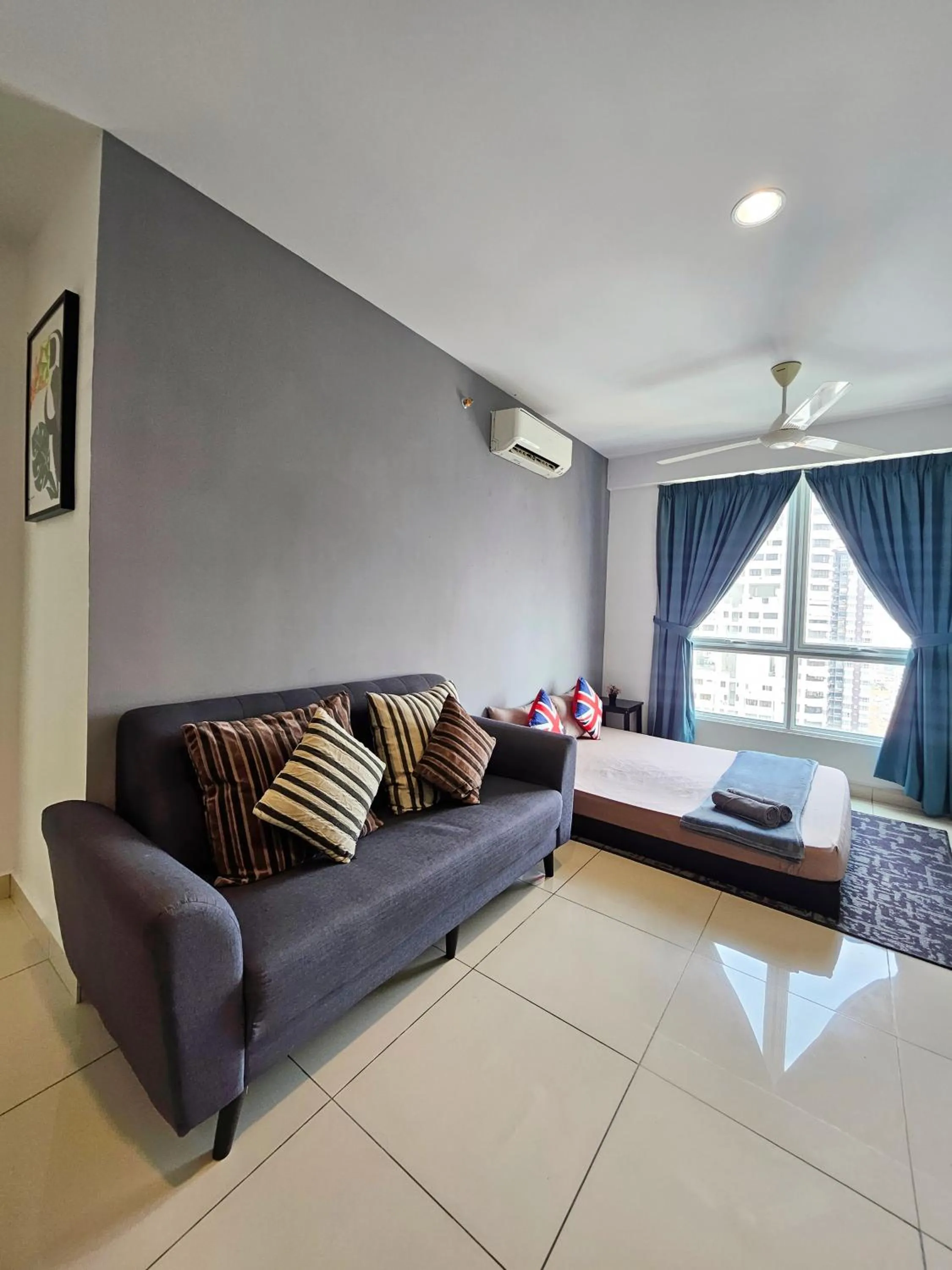 Living room, Bed in Mansion One by Sky Hive