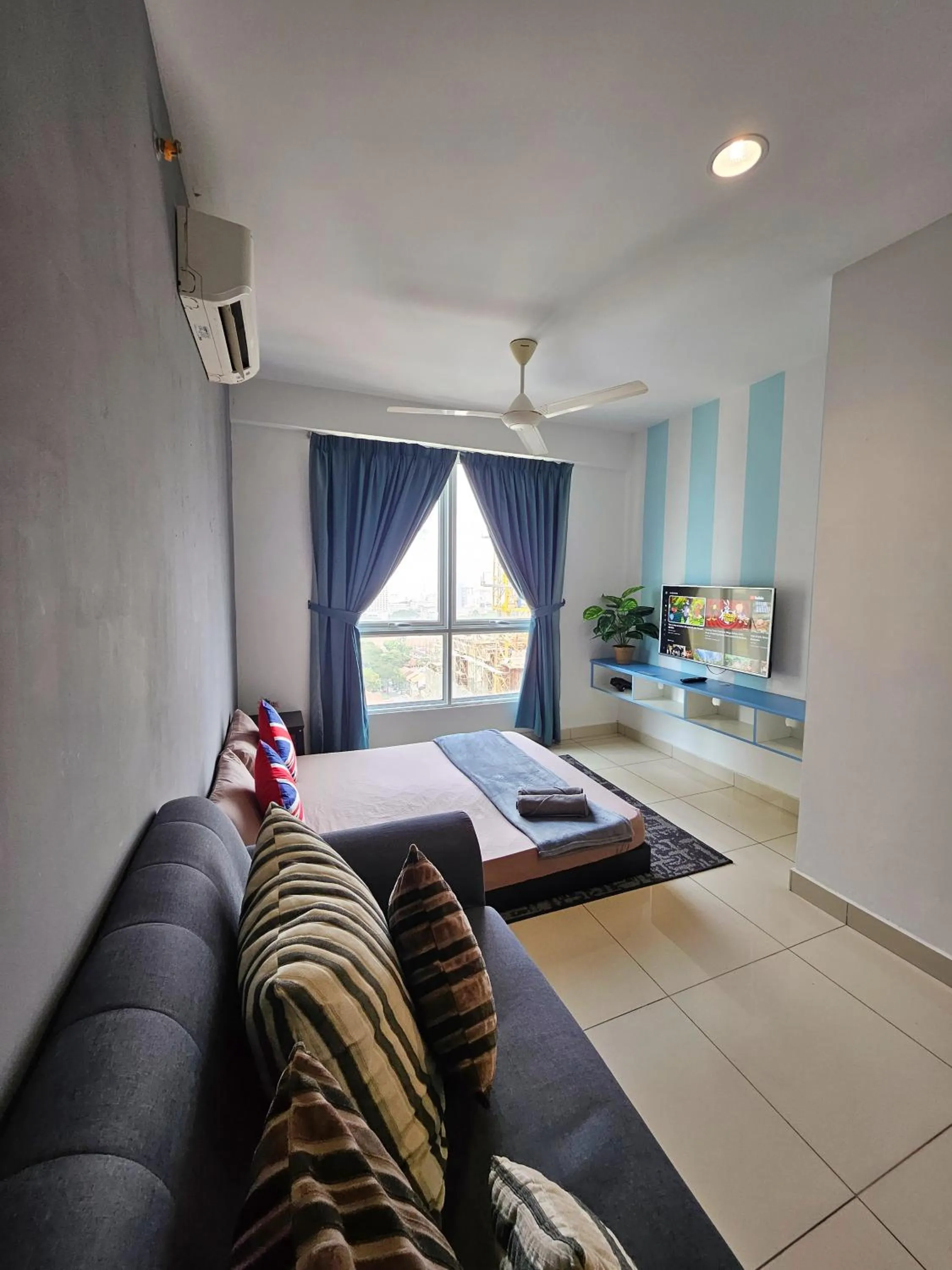 Photo of the whole room, Bed in Mansion One by Sky Hive