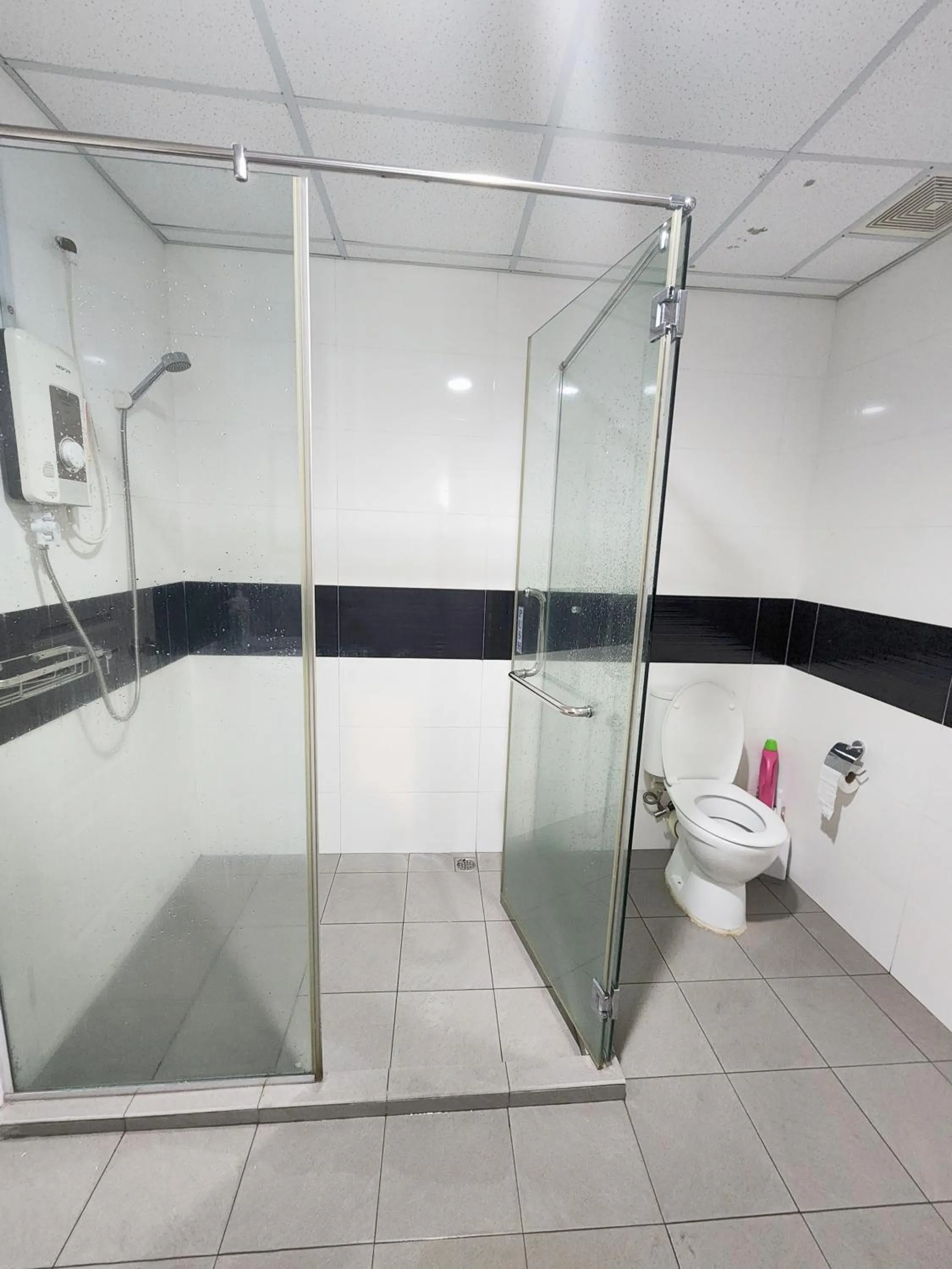 Bathroom in Mansion One by Sky Hive