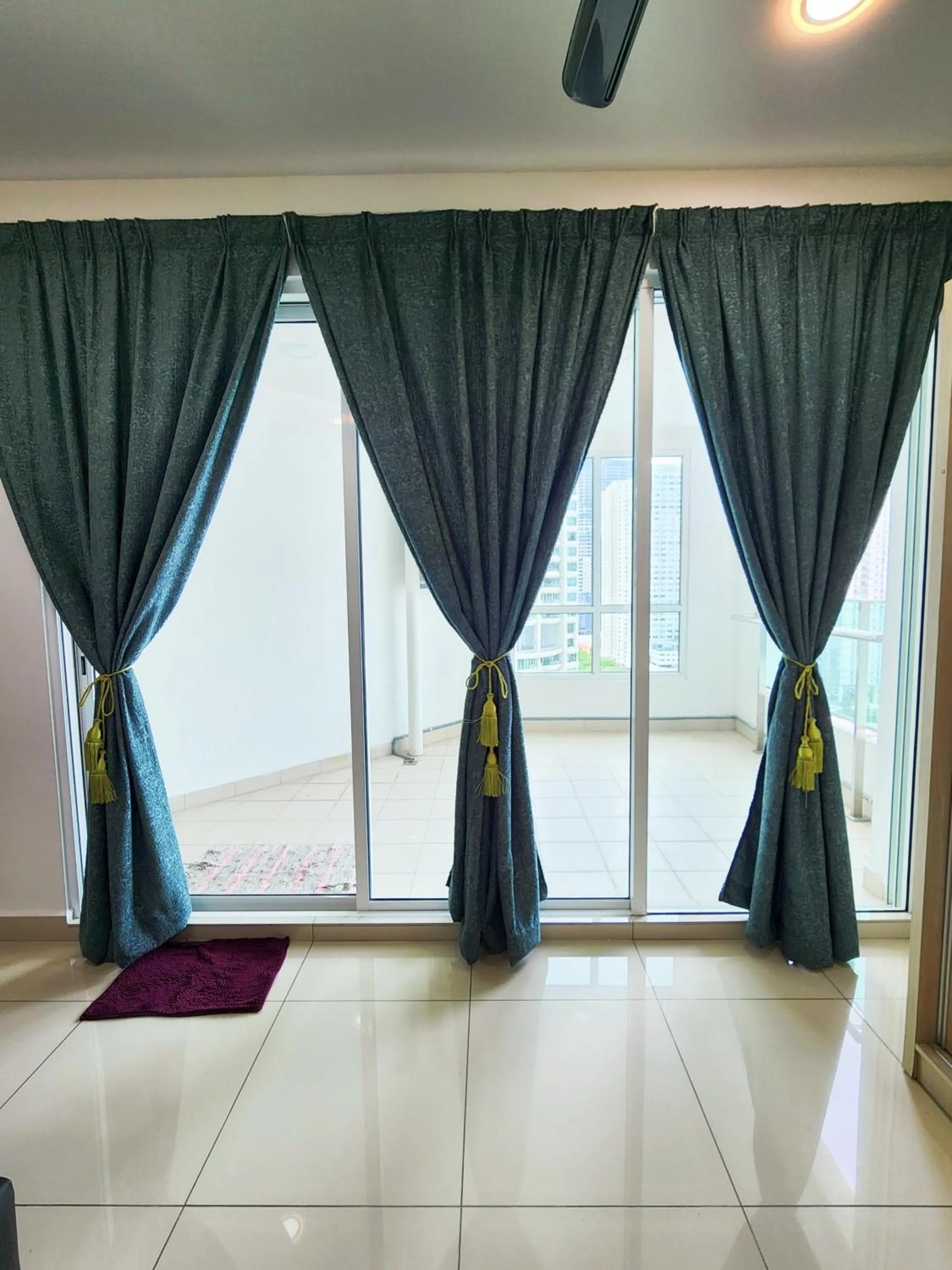 Balcony/Terrace in Mansion One by Sky Hive