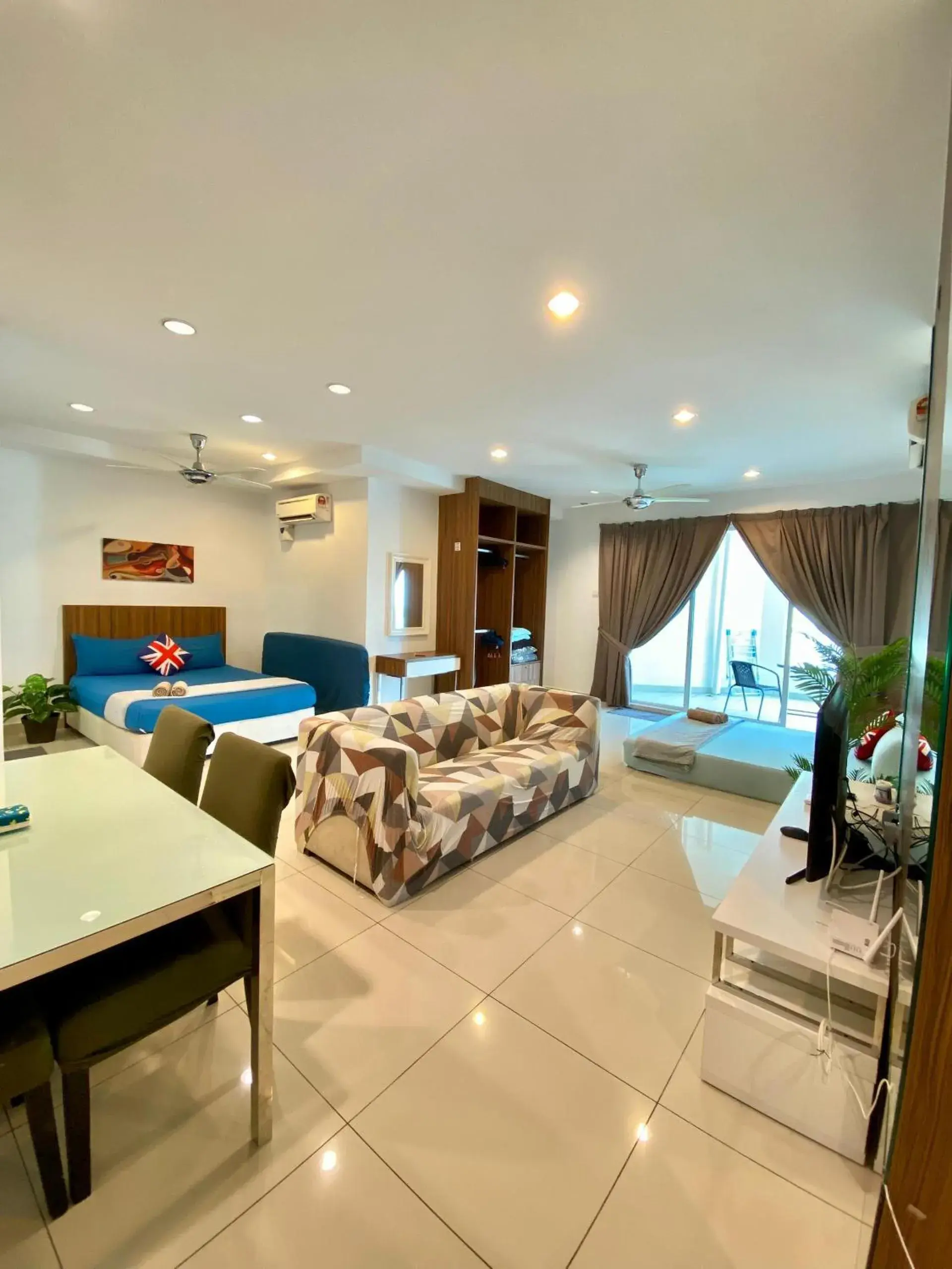 Studio with Balcony in Mansion One by Sky Hive Studio with Balcony in Mansion One by Sky Hive