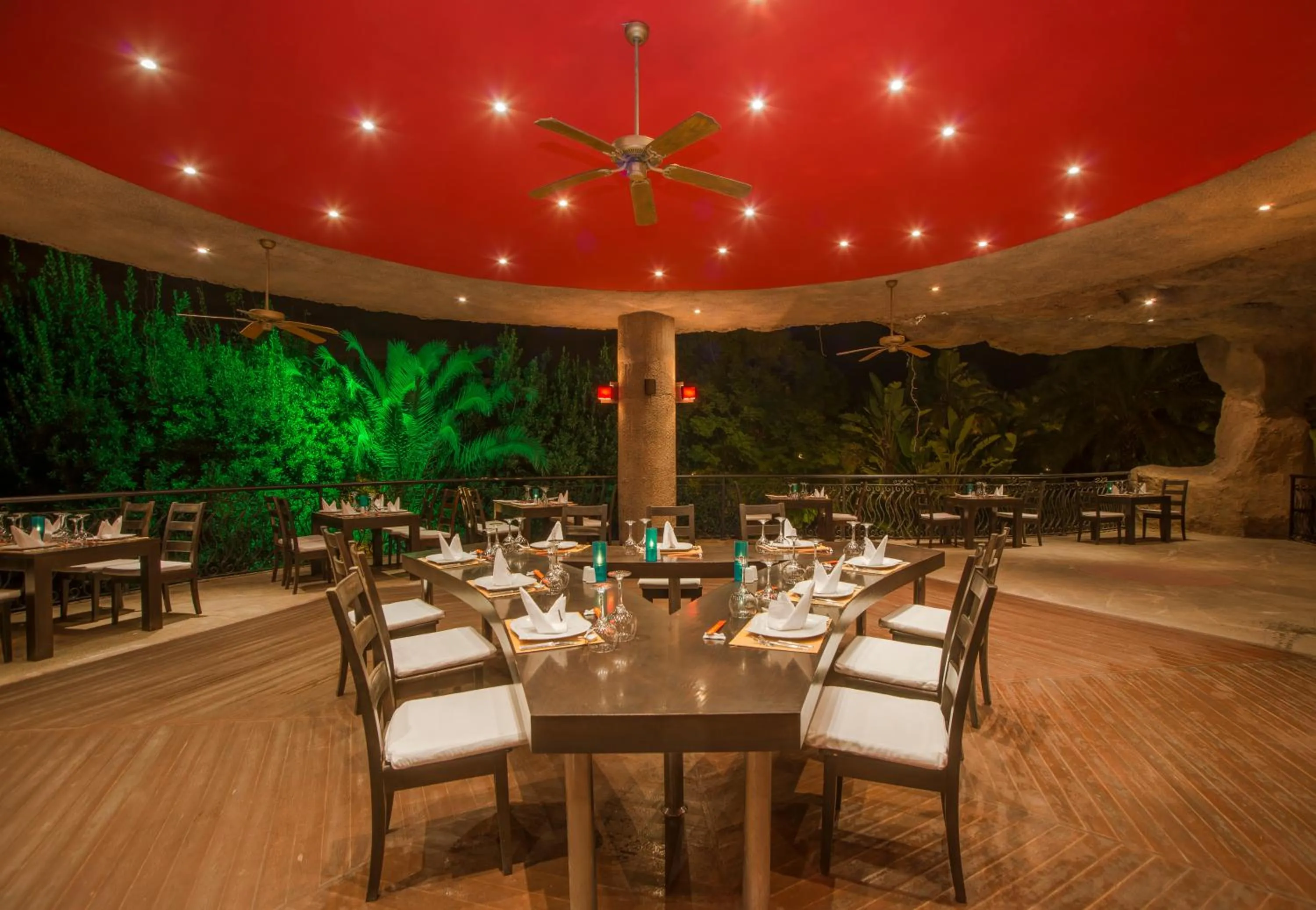 Restaurant/places to eat in Starlight Resort Hotel