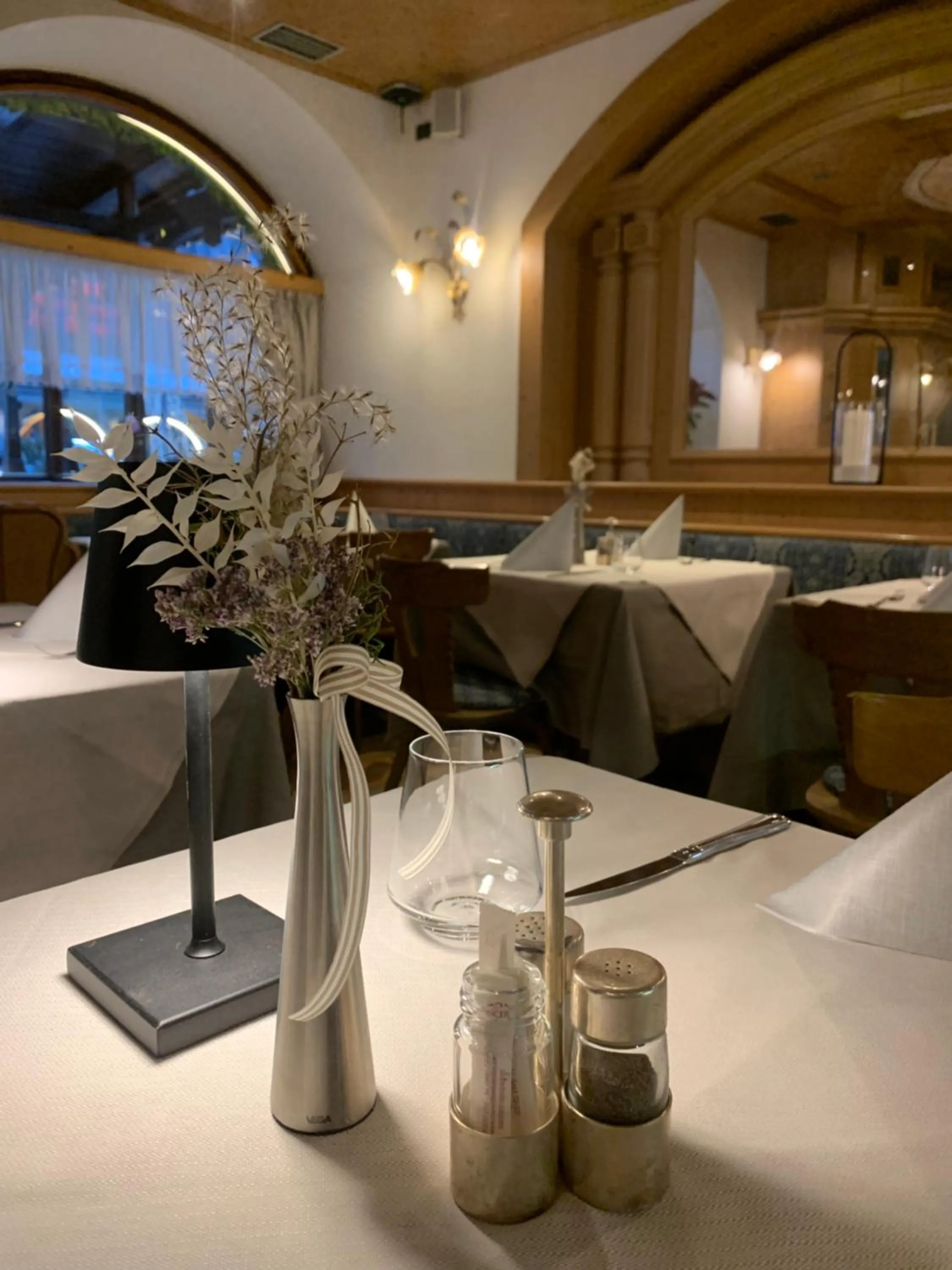 Restaurant/places to eat in Hotel Laurin