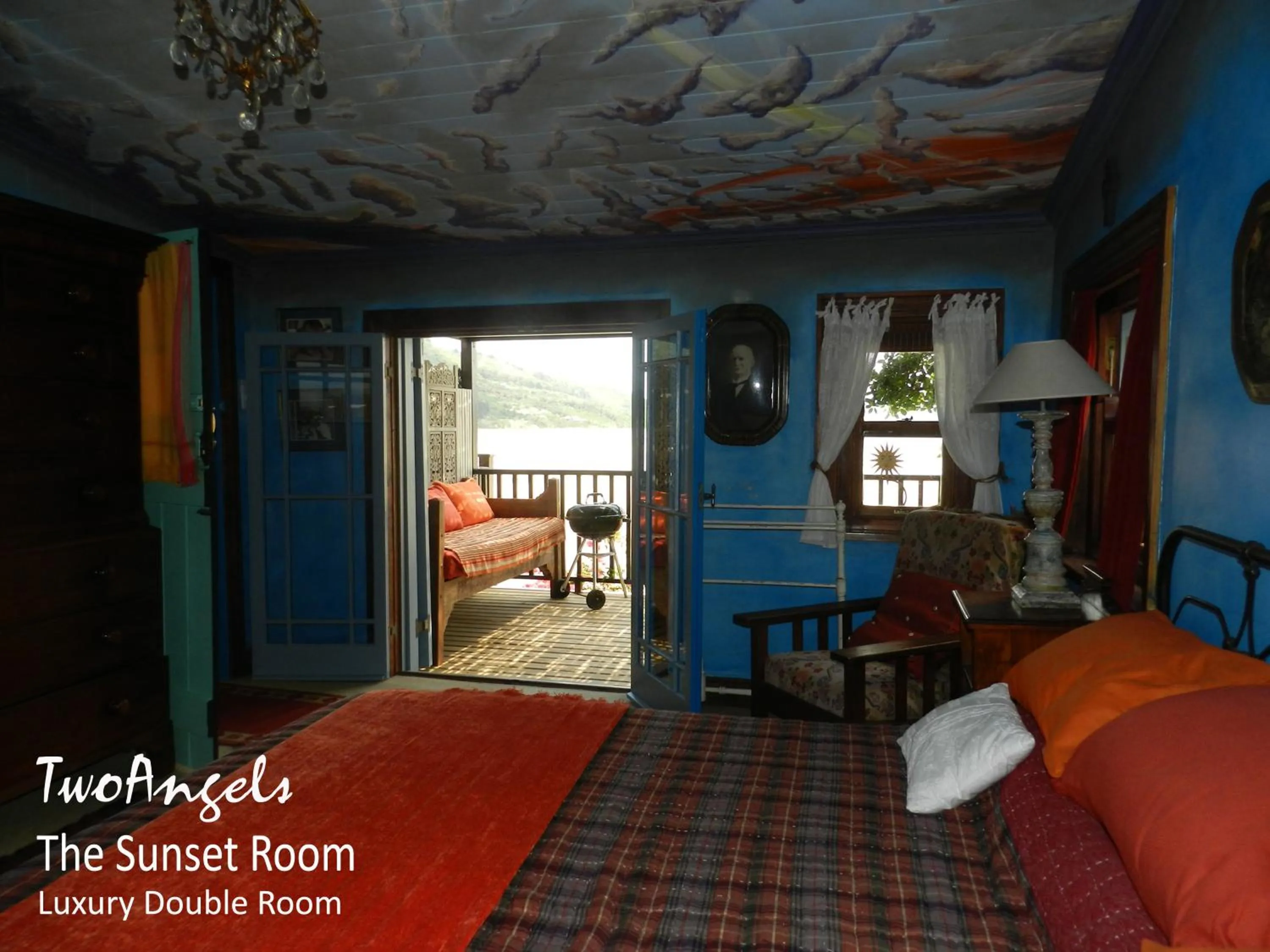 Photo of the whole room, Bed in TwoAngels