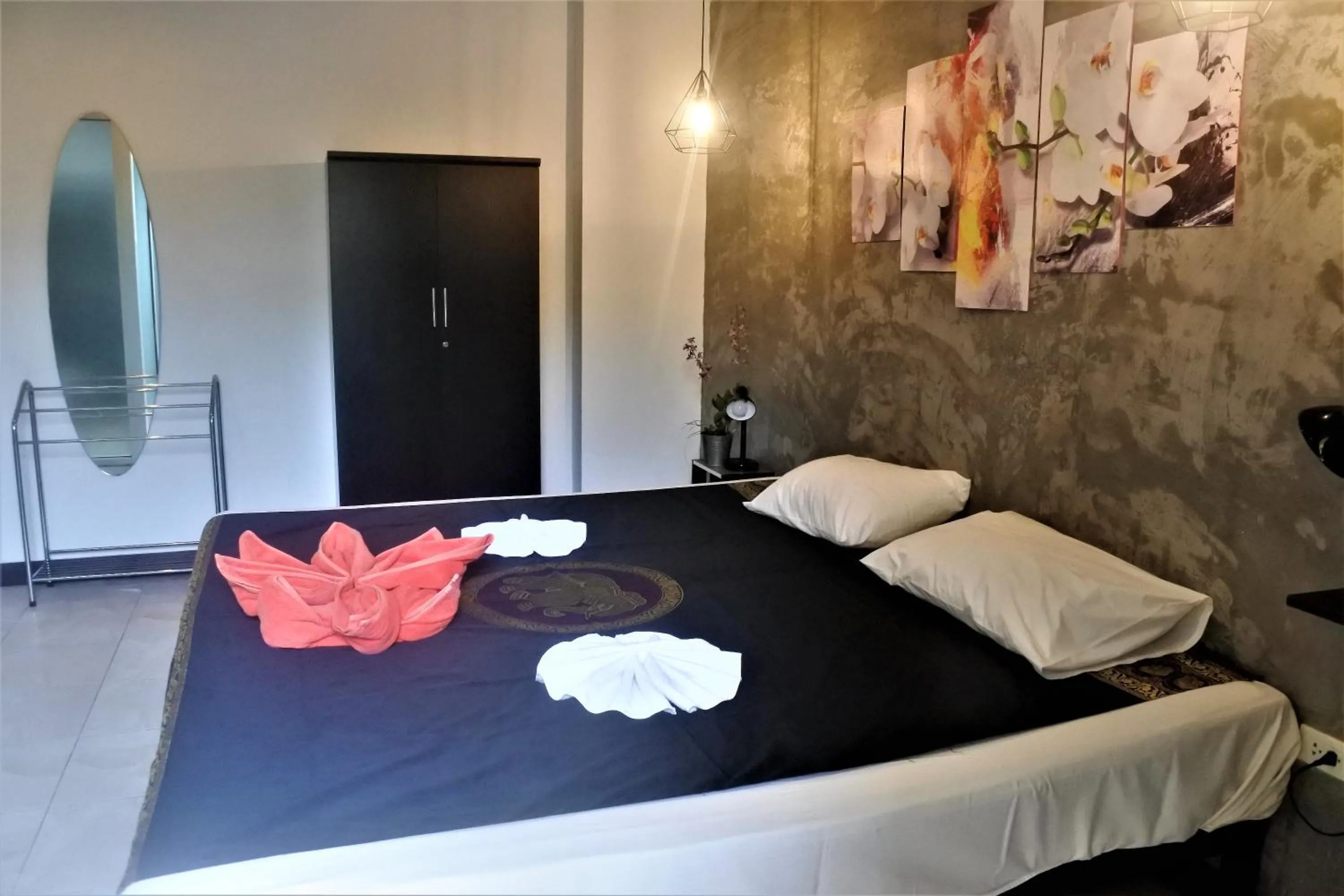 Photo of the whole room, Bed in Hi Karon Beach