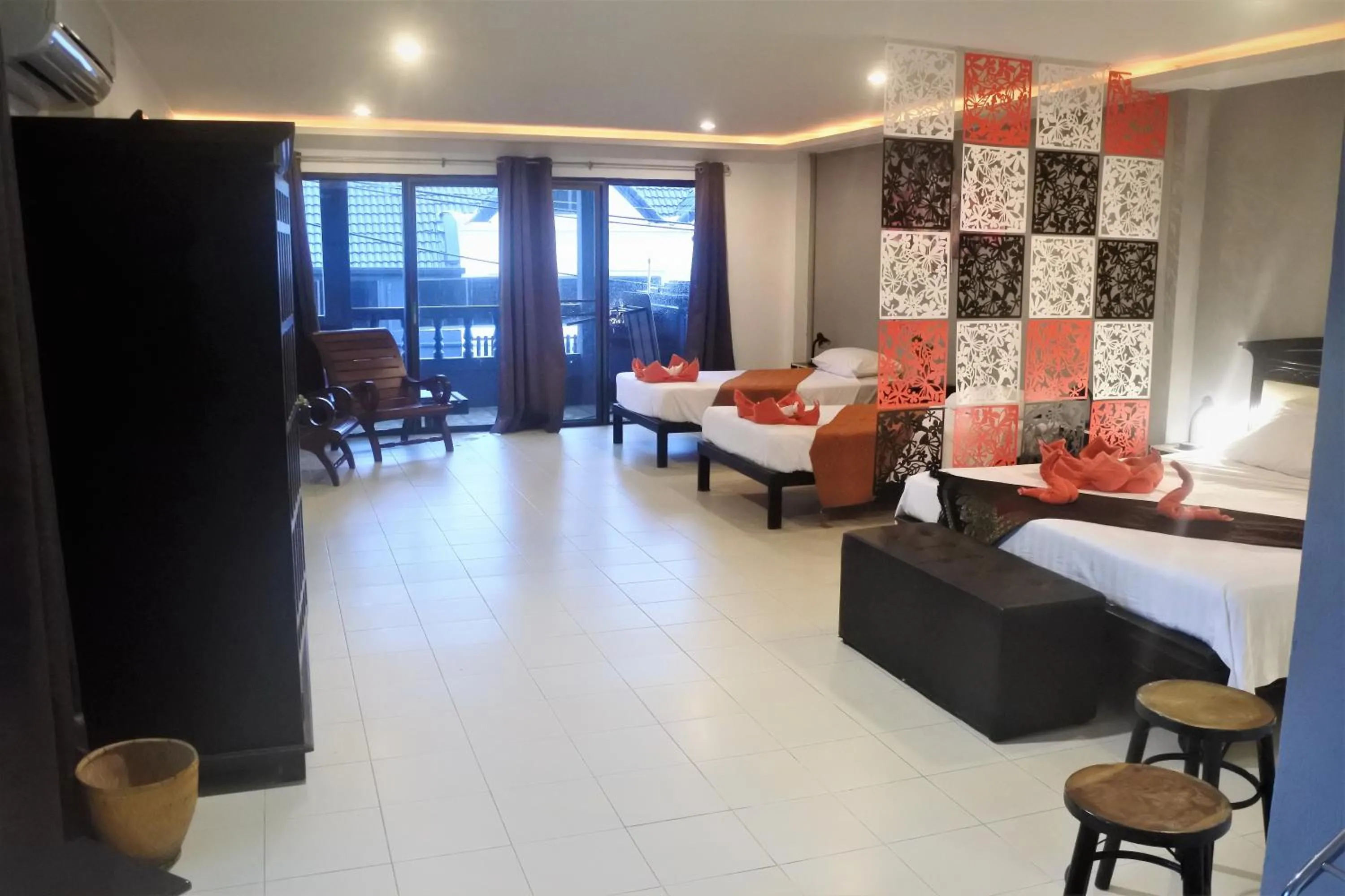 Photo of the whole room, Bed in Hi Karon Beach