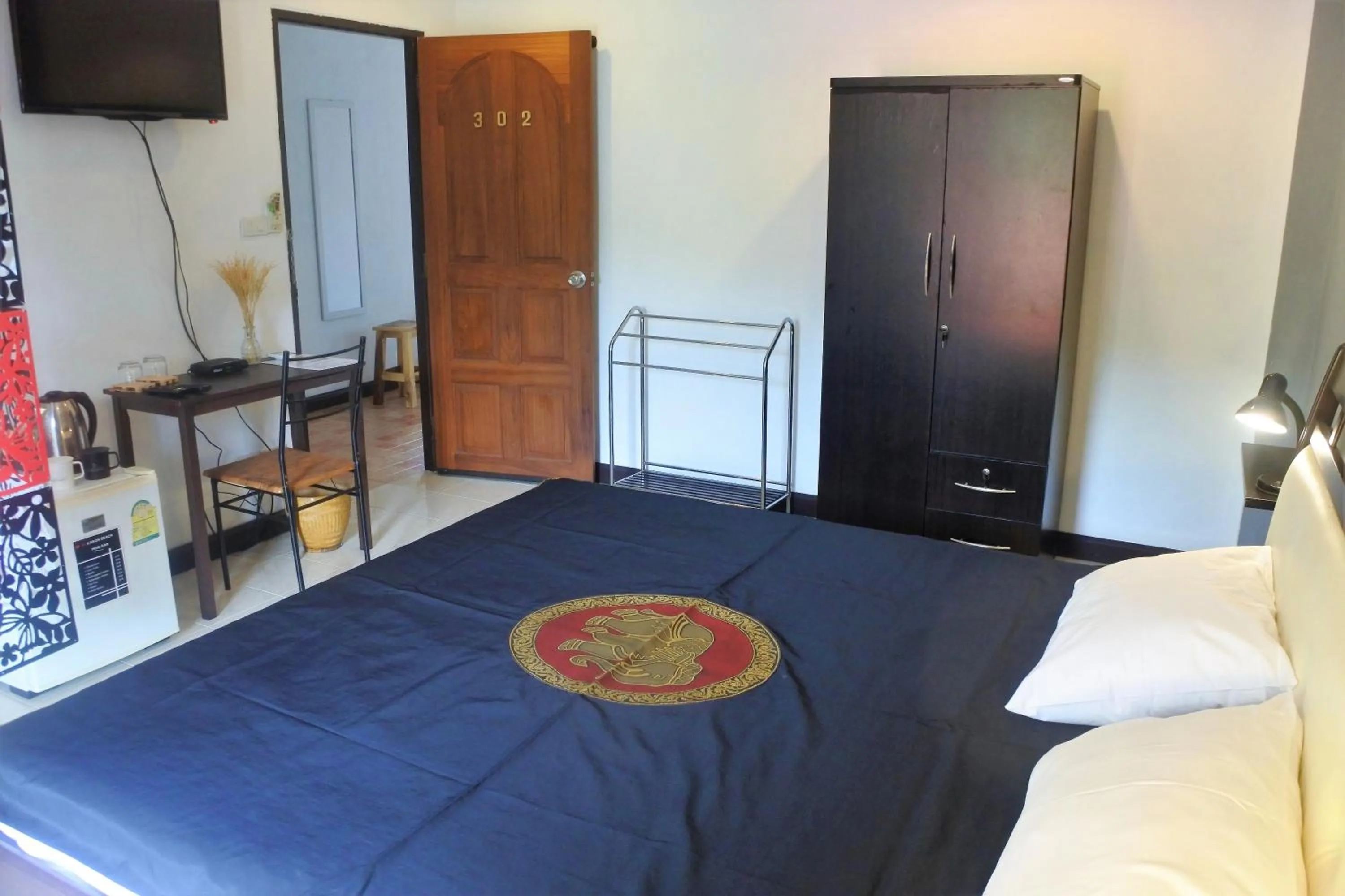 Photo of the whole room, Bed in Hi Karon Beach