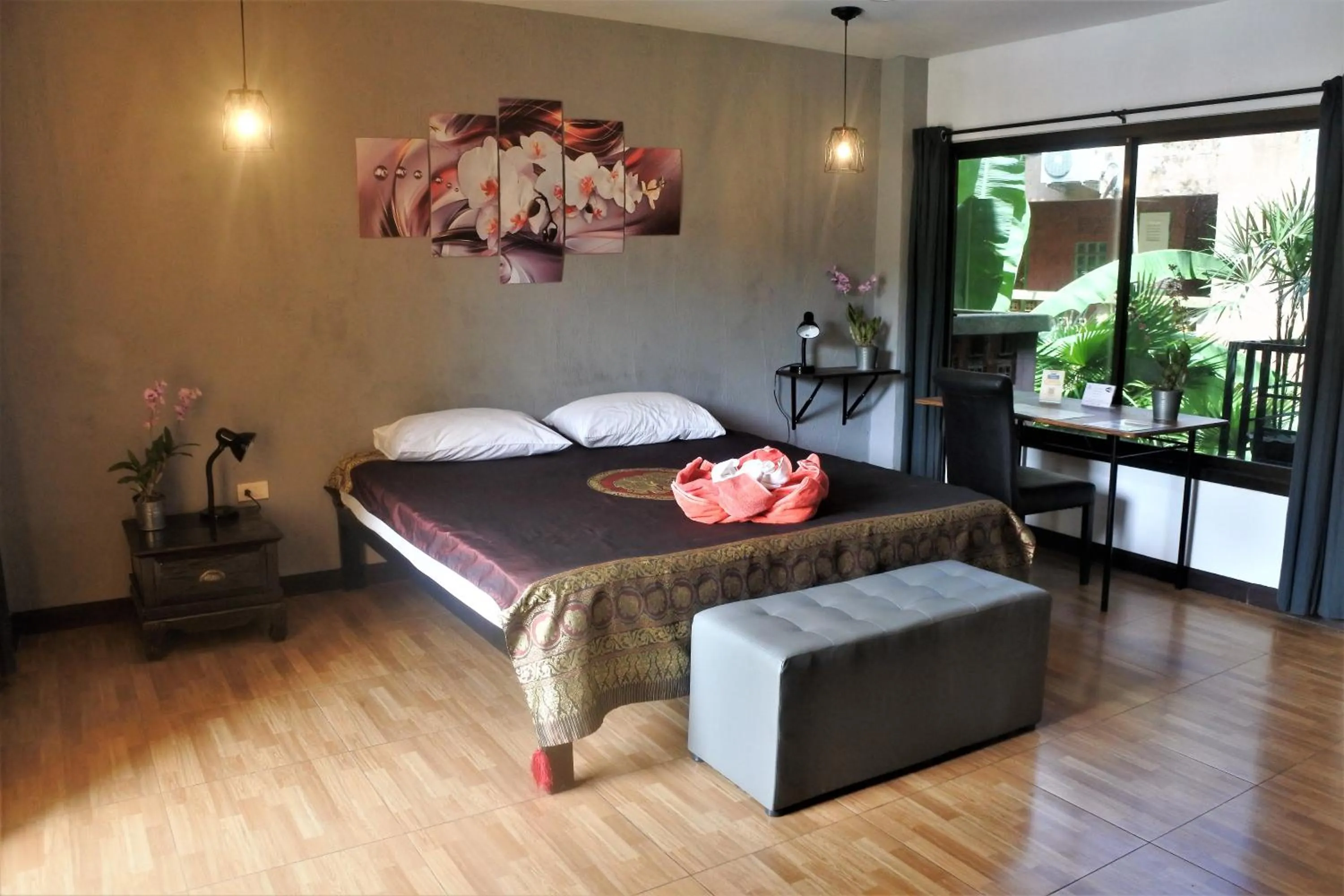 Photo of the whole room, Bed in Hi Karon Beach