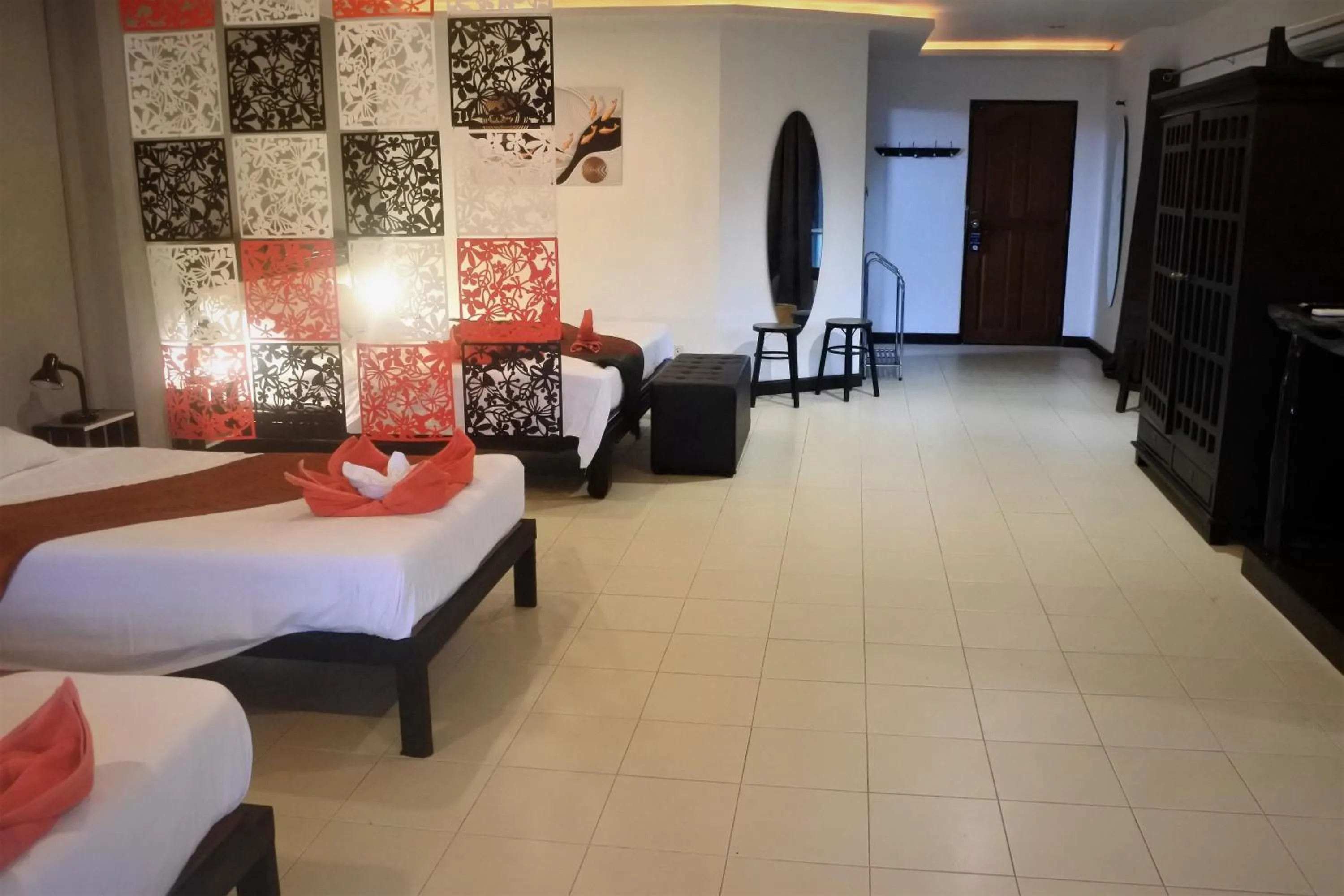 Photo of the whole room, Bed in Hi Karon Beach