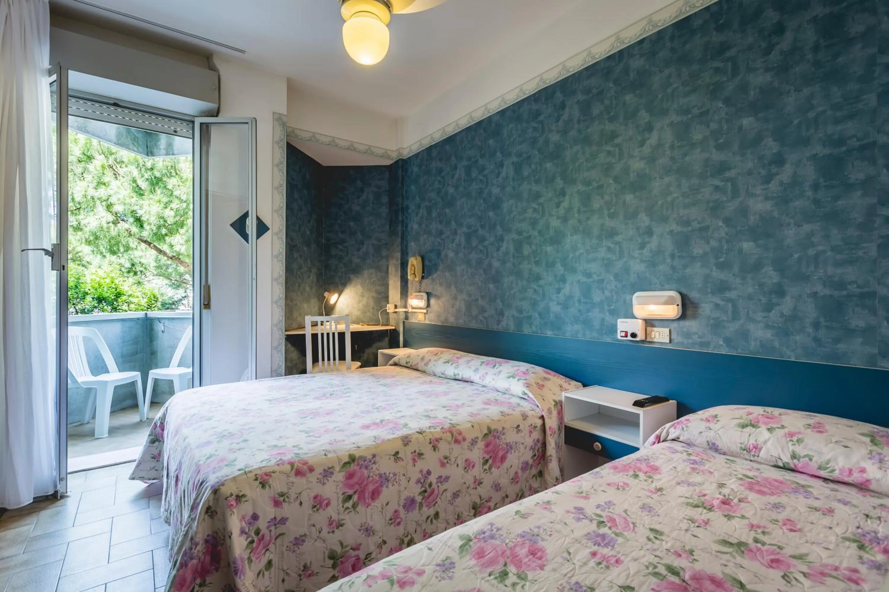 Balcony/Terrace, Bed in Hotel Raffaello