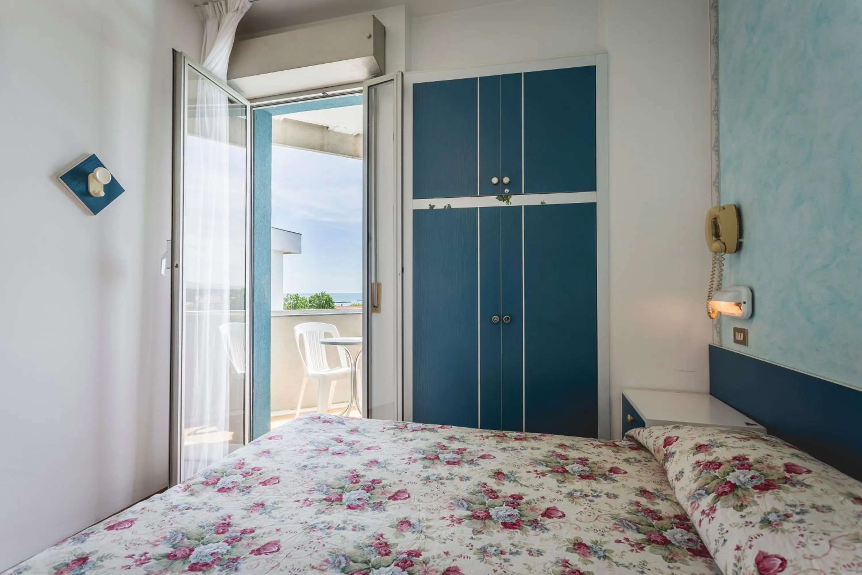 Balcony/Terrace, Bed in Hotel Raffaello