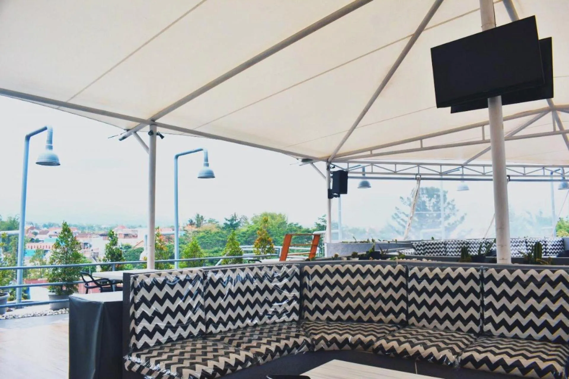 Restaurant/places to eat in Kapal Garden Hotel at Rekreasi Sengkaling