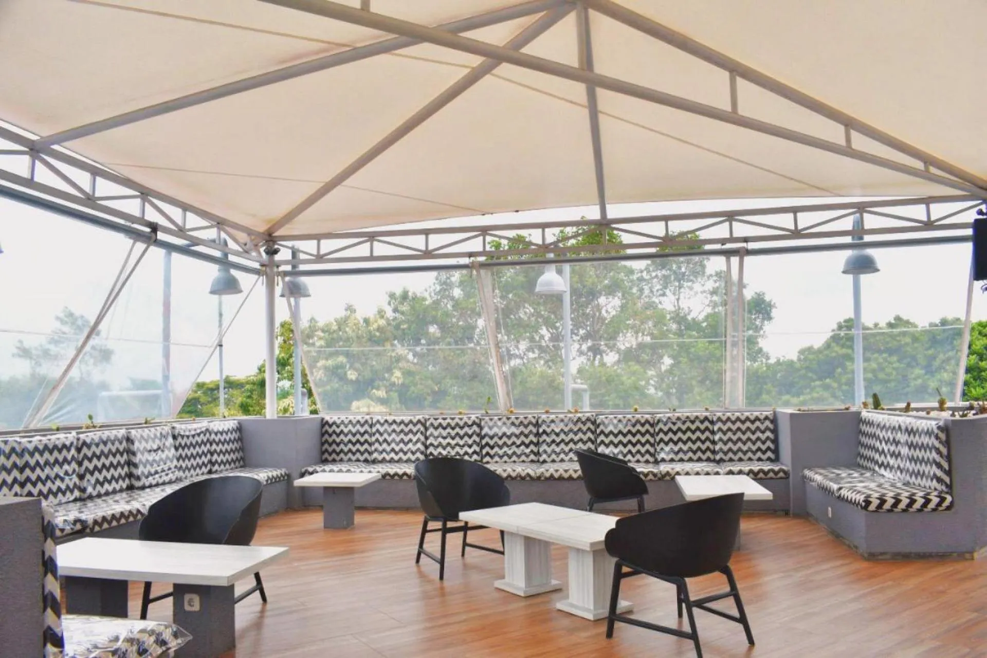 Restaurant/places to eat in Kapal Garden Hotel at Rekreasi Sengkaling