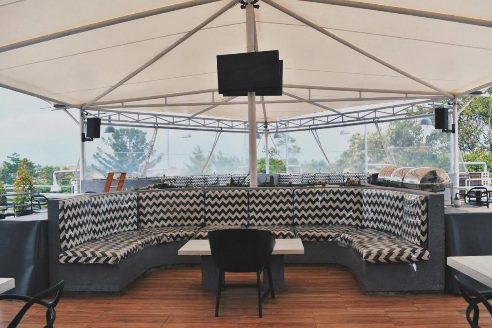 Restaurant/places to eat in Kapal Garden Hotel at Rekreasi Sengkaling