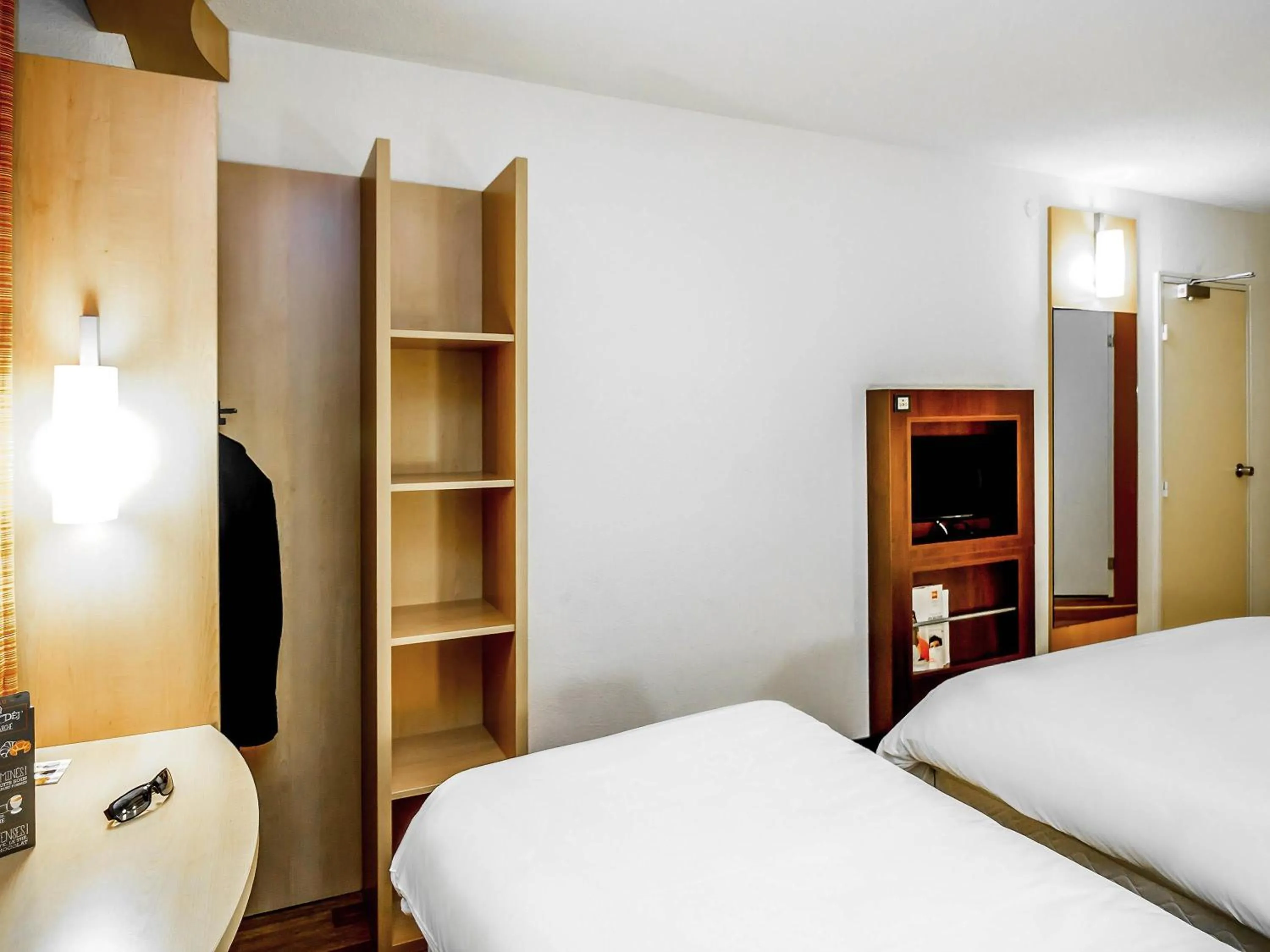 Bedroom, Bed in ibis Montauban
