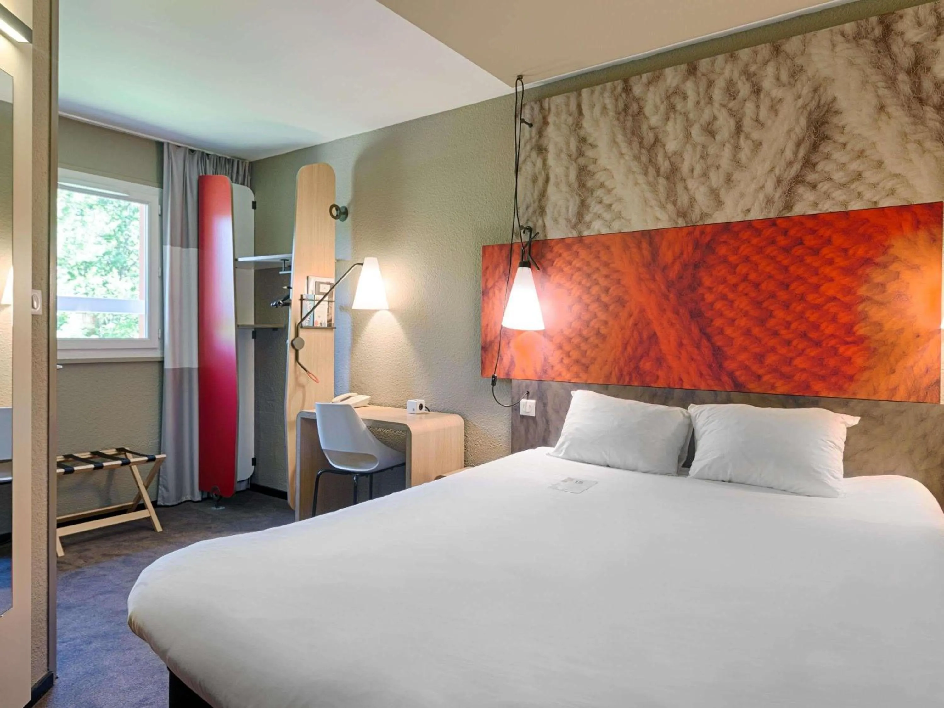 Property building, Bed in ibis Montauban