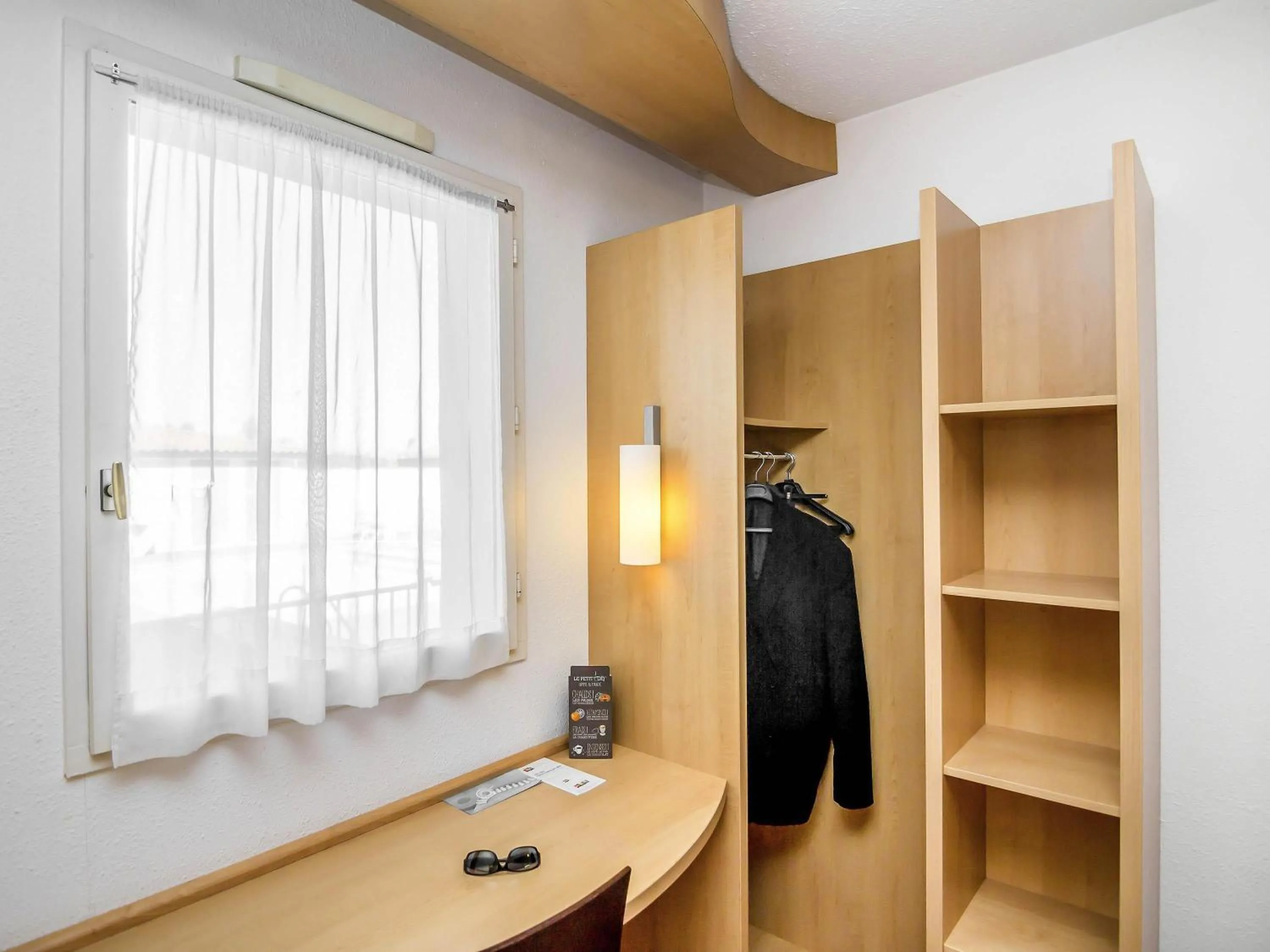 Bedroom in ibis Montauban