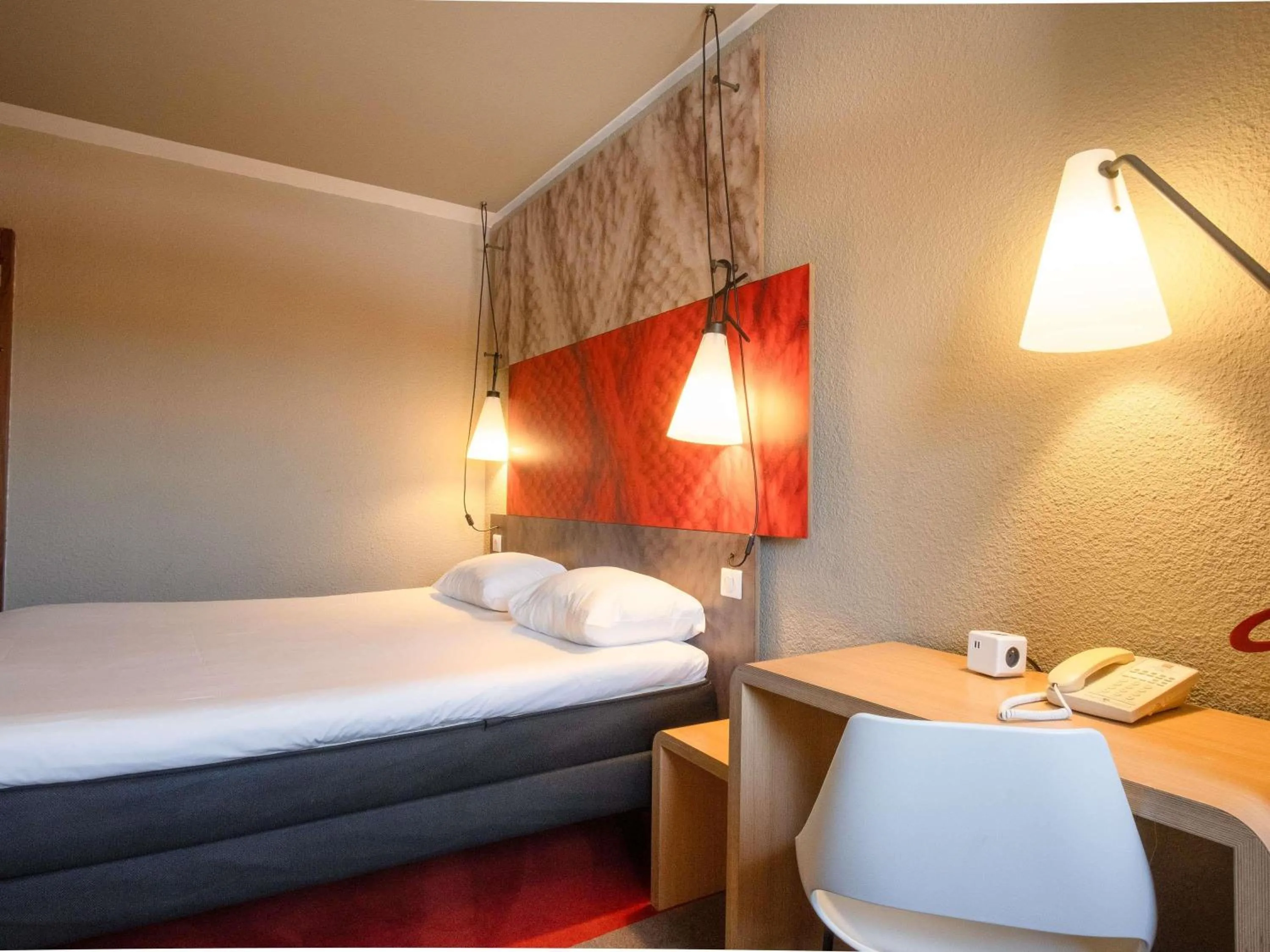 Bedroom, Bed in ibis Montauban