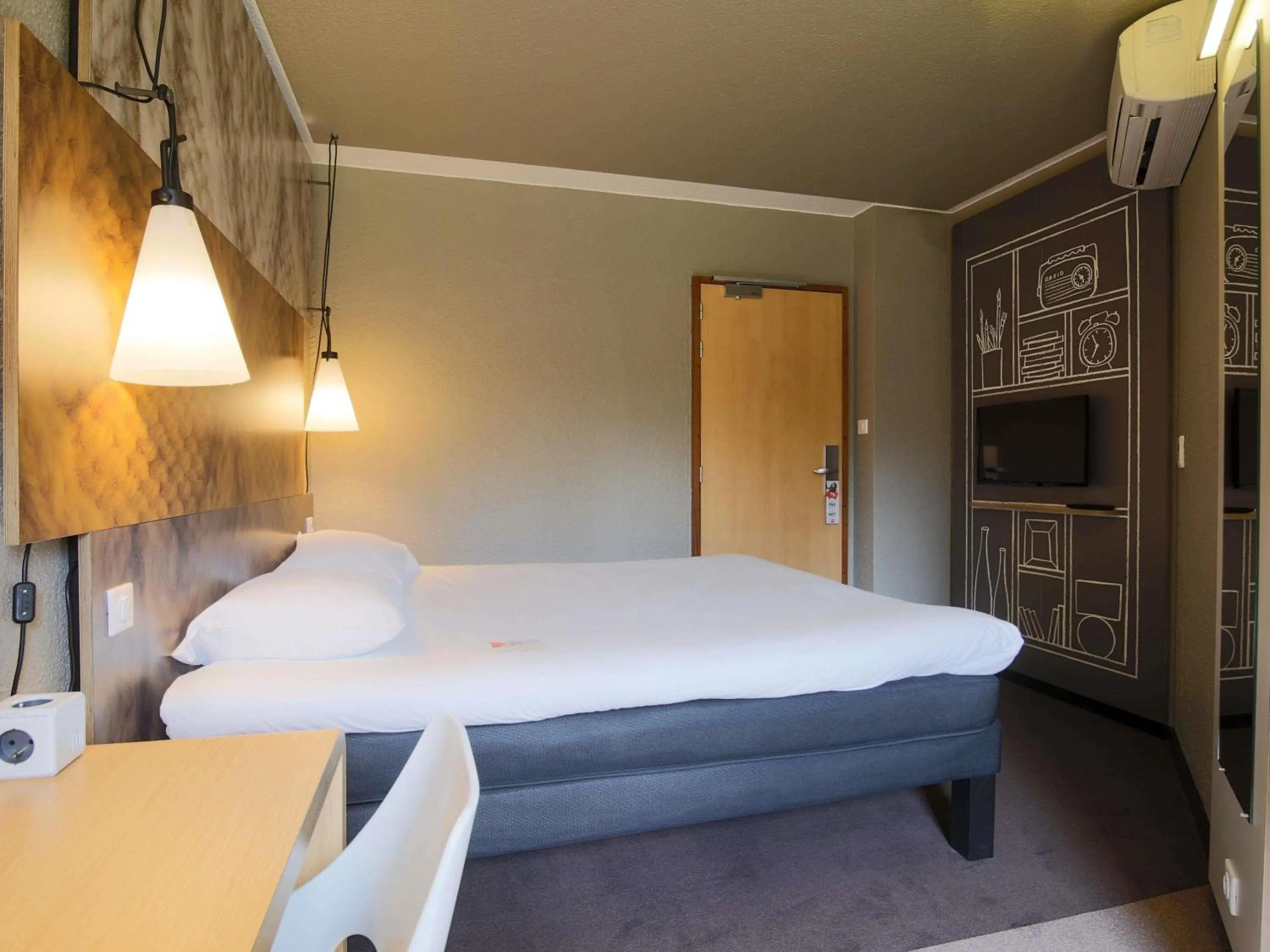 Bedroom, Bed in ibis Montauban