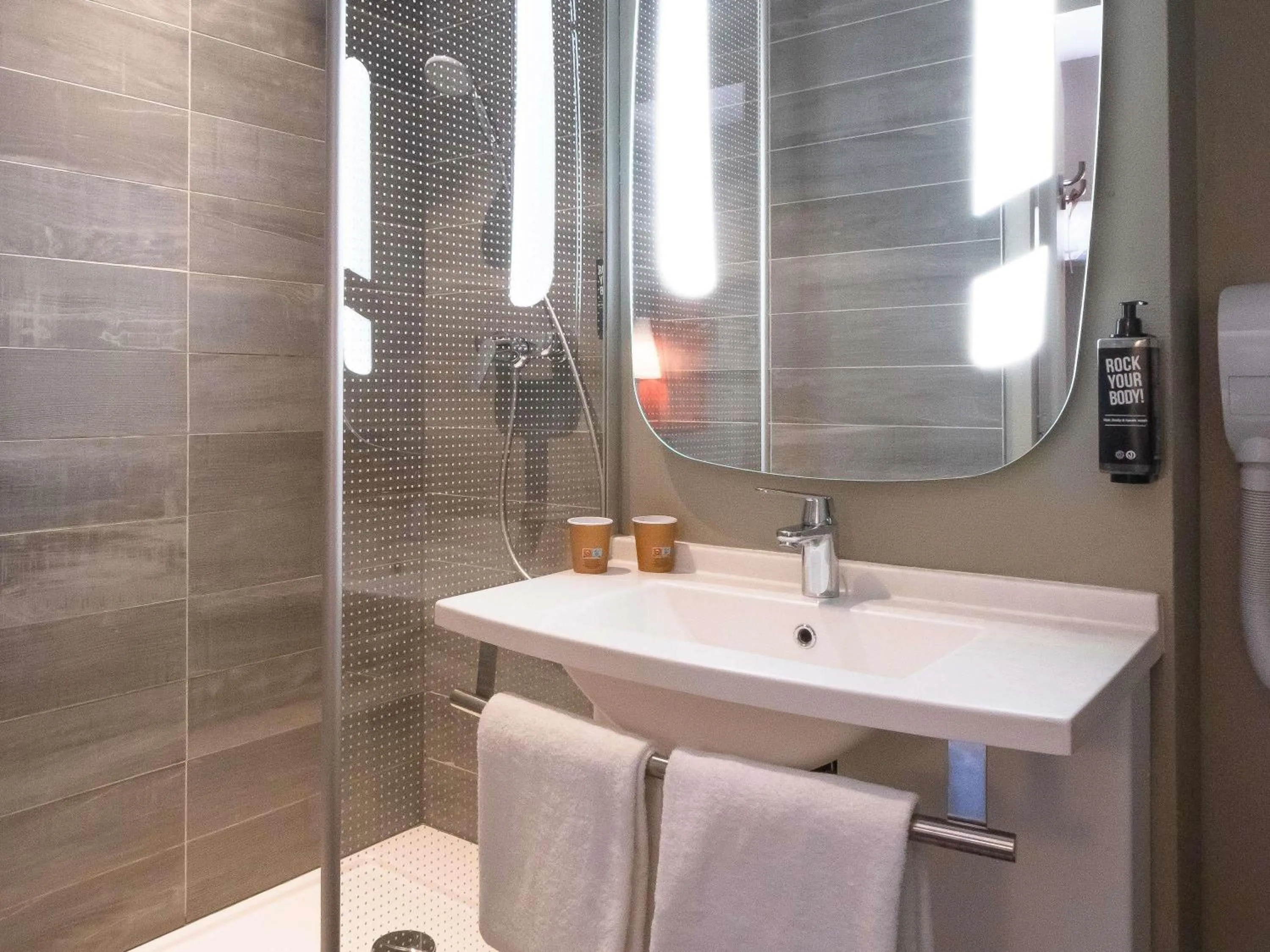 Bedroom in ibis Montauban