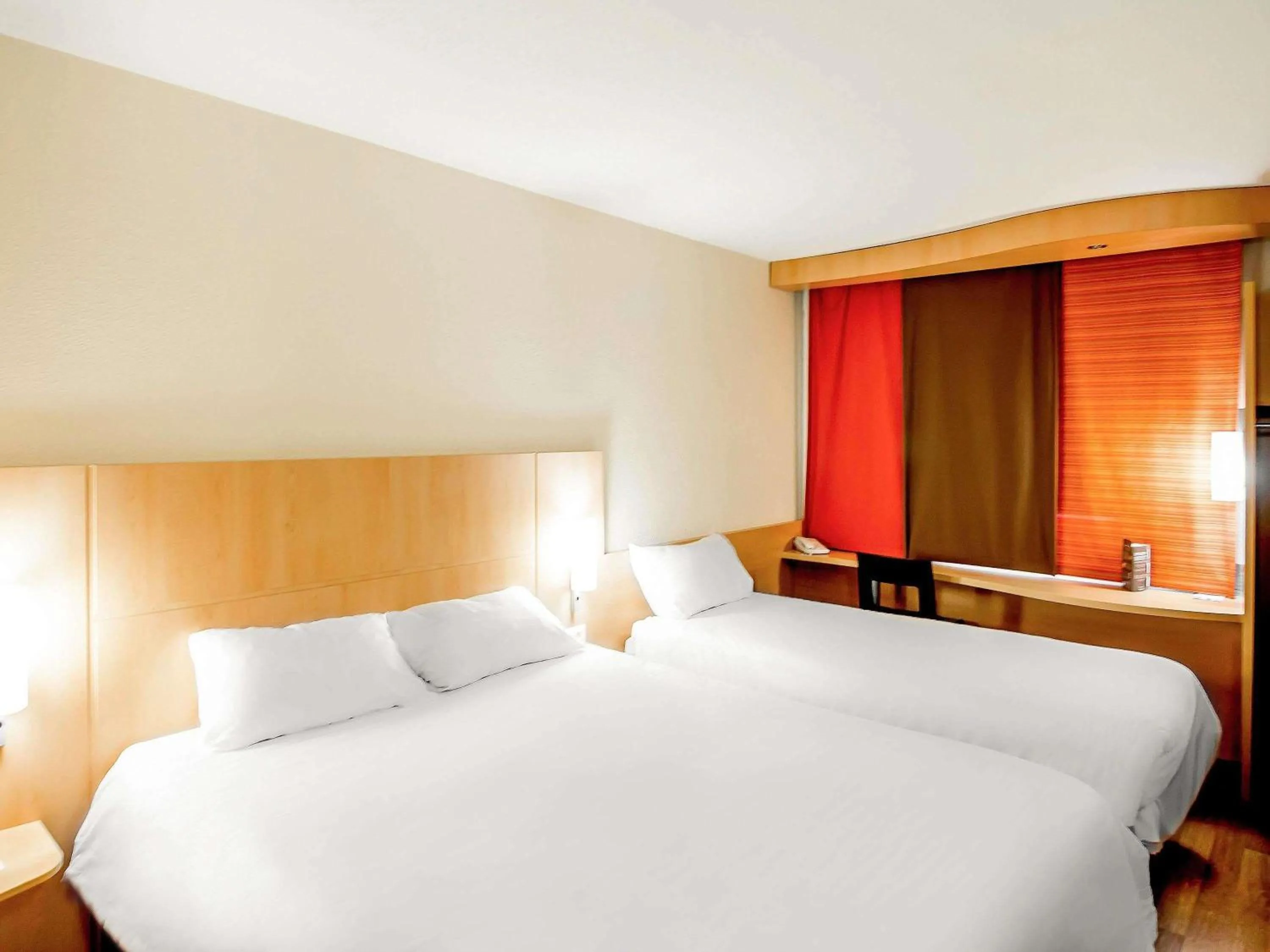 Bedroom, Bed in ibis Montauban