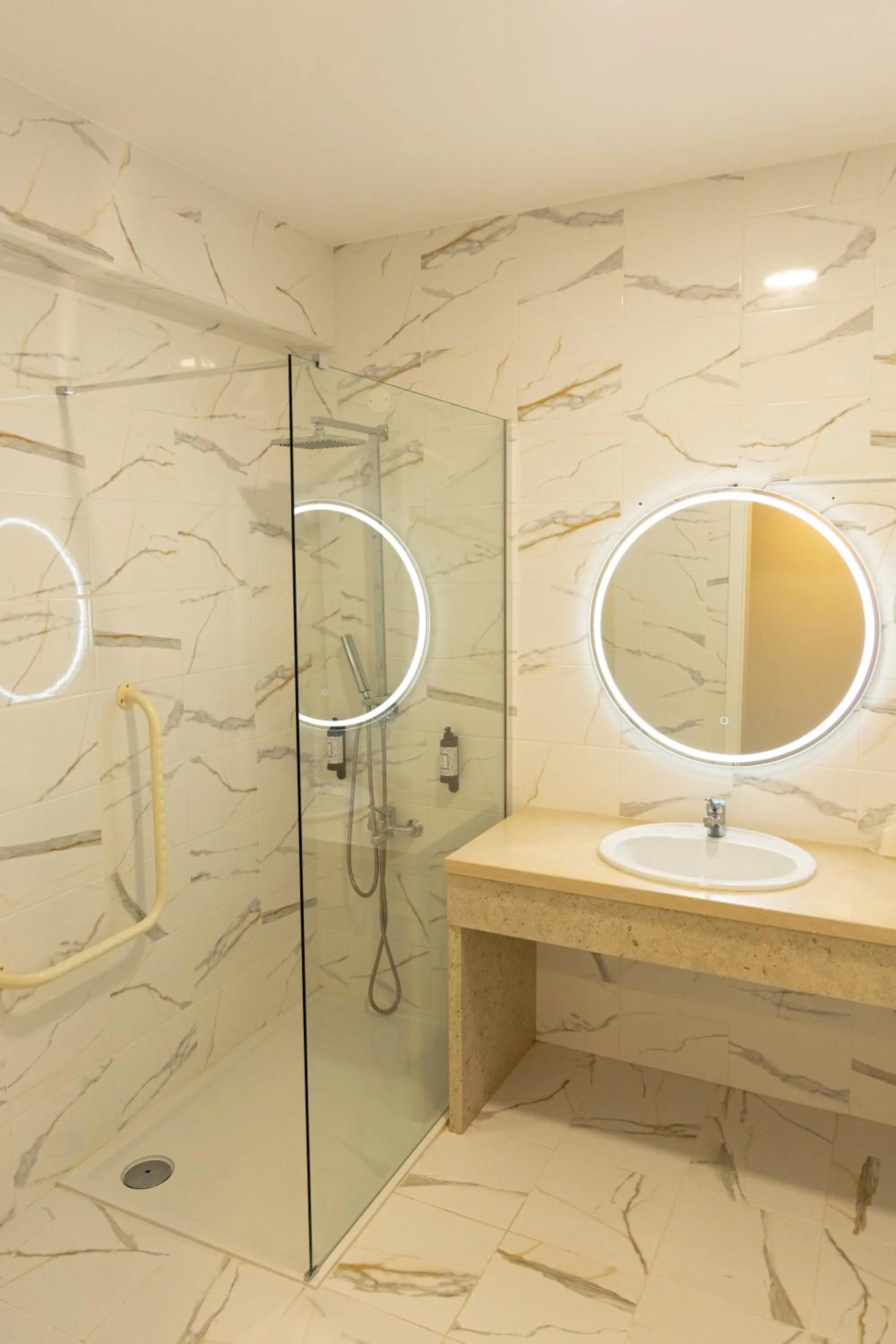 Shower in Hotel Caldas Internacional