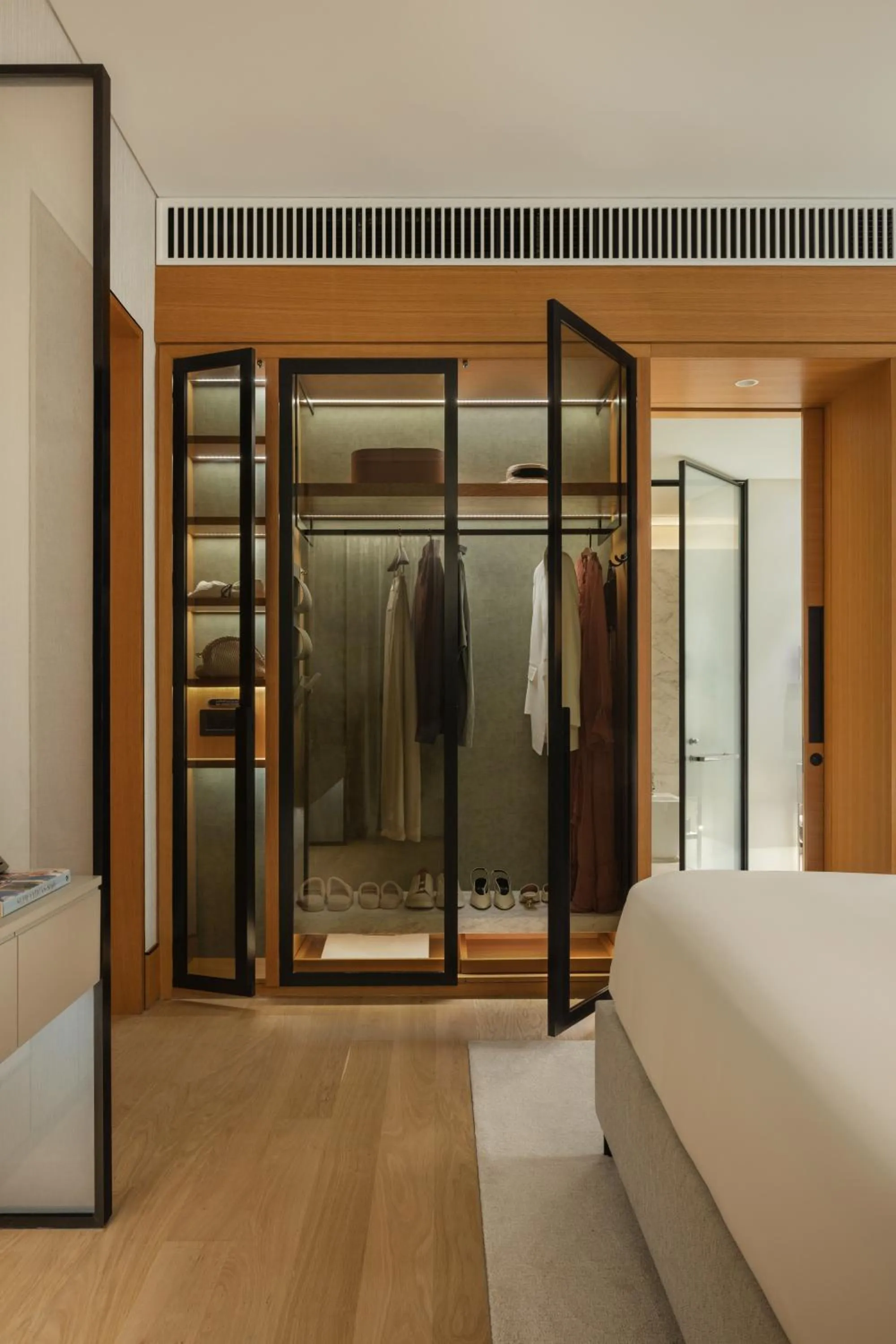 wardrobe, Bed in Caesars Palace Dubai