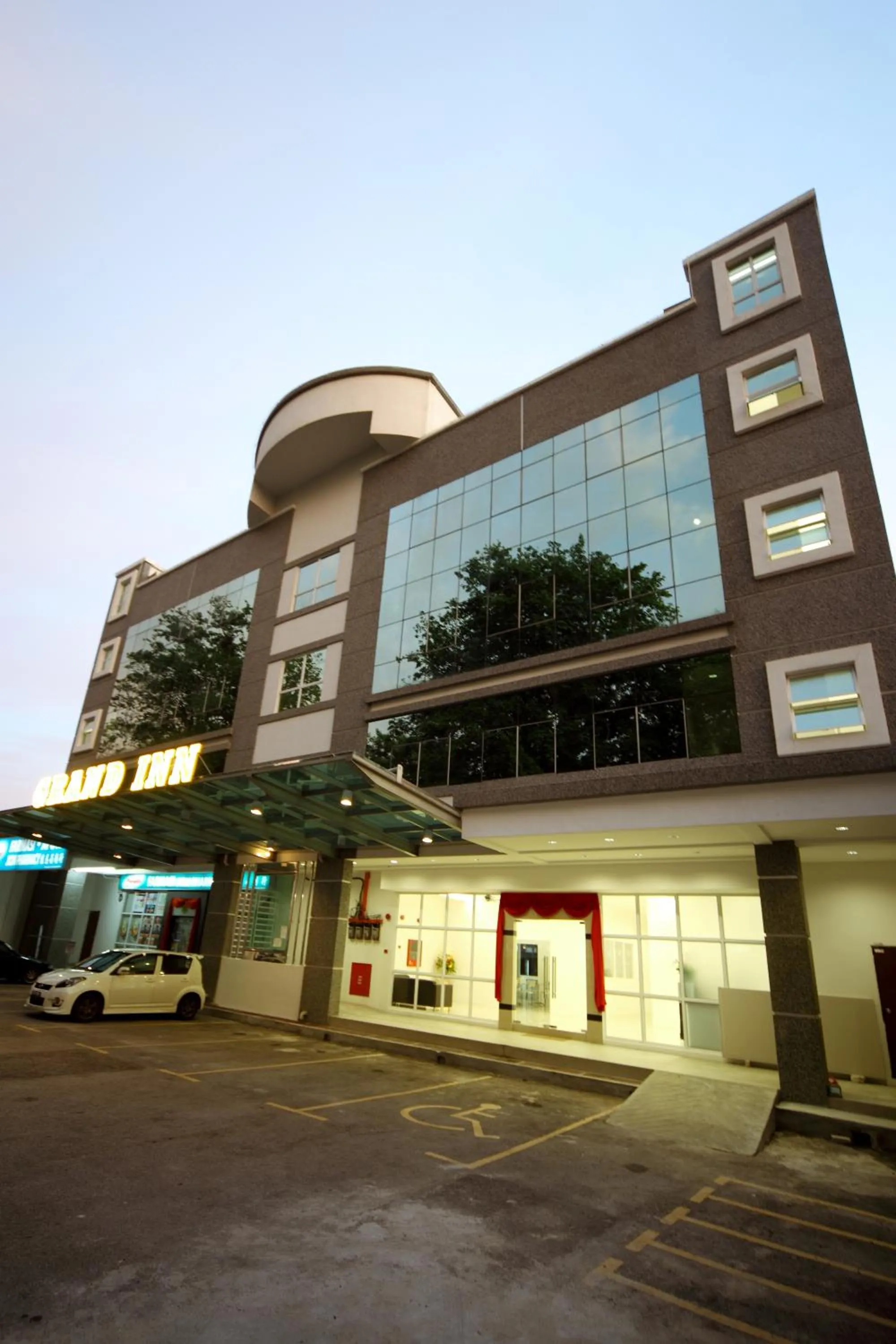 Property building in Grand Inn Hotel - Macalister Road
