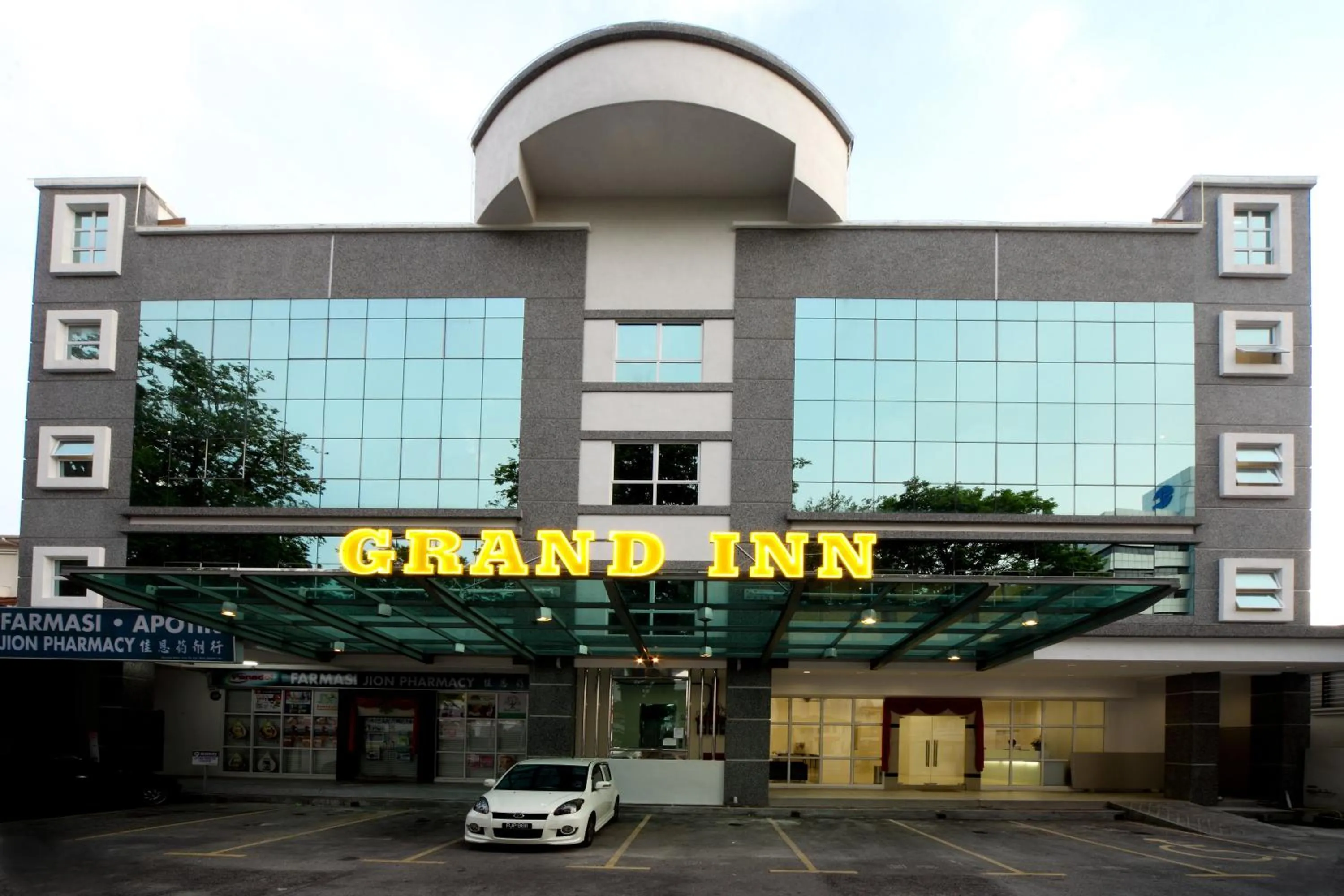 Facade/entrance in Grand Inn Hotel - Macalister Road