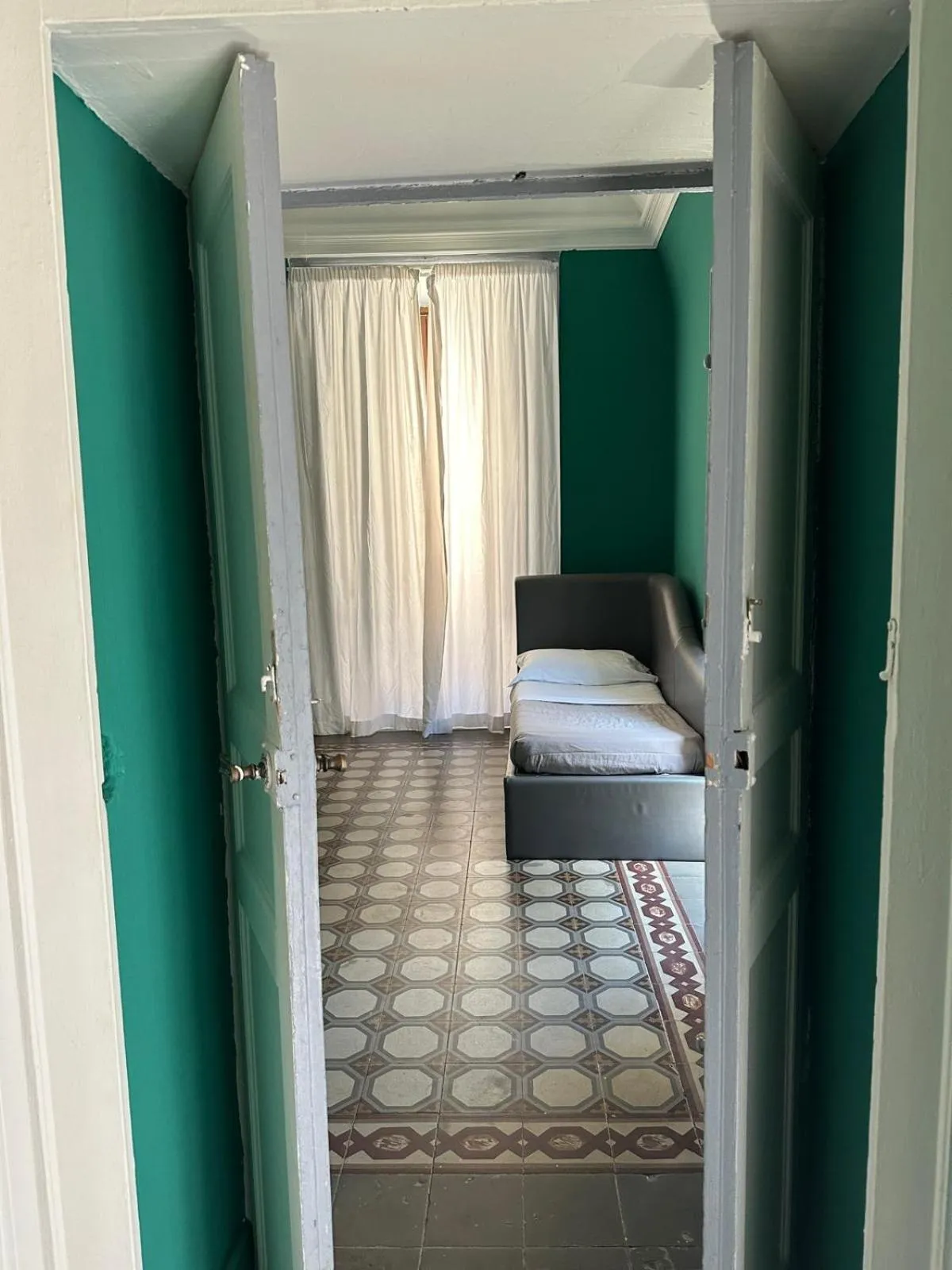 Photo of the whole room in Agatha Cosy