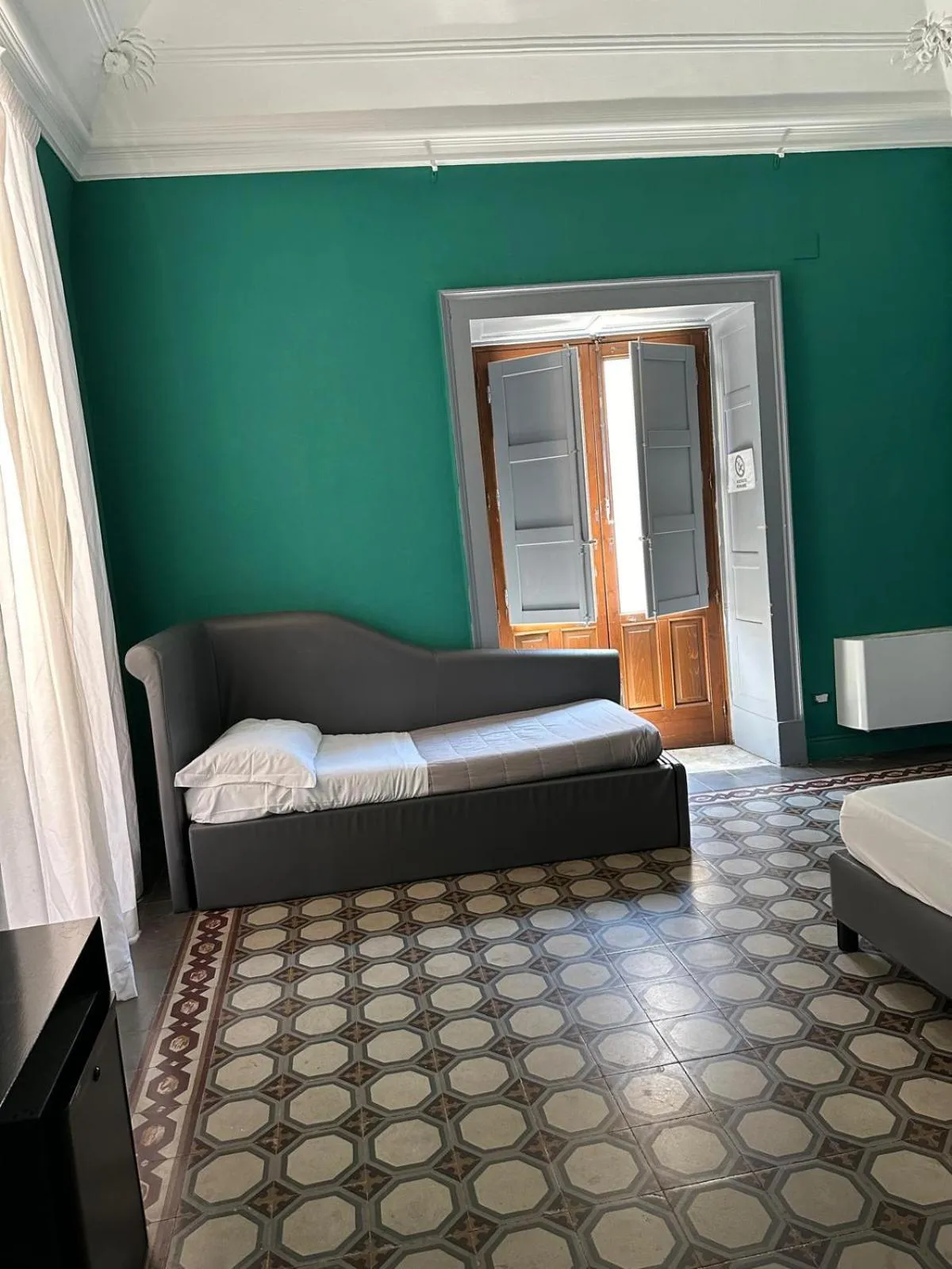 Photo of the whole room in Agatha Cosy