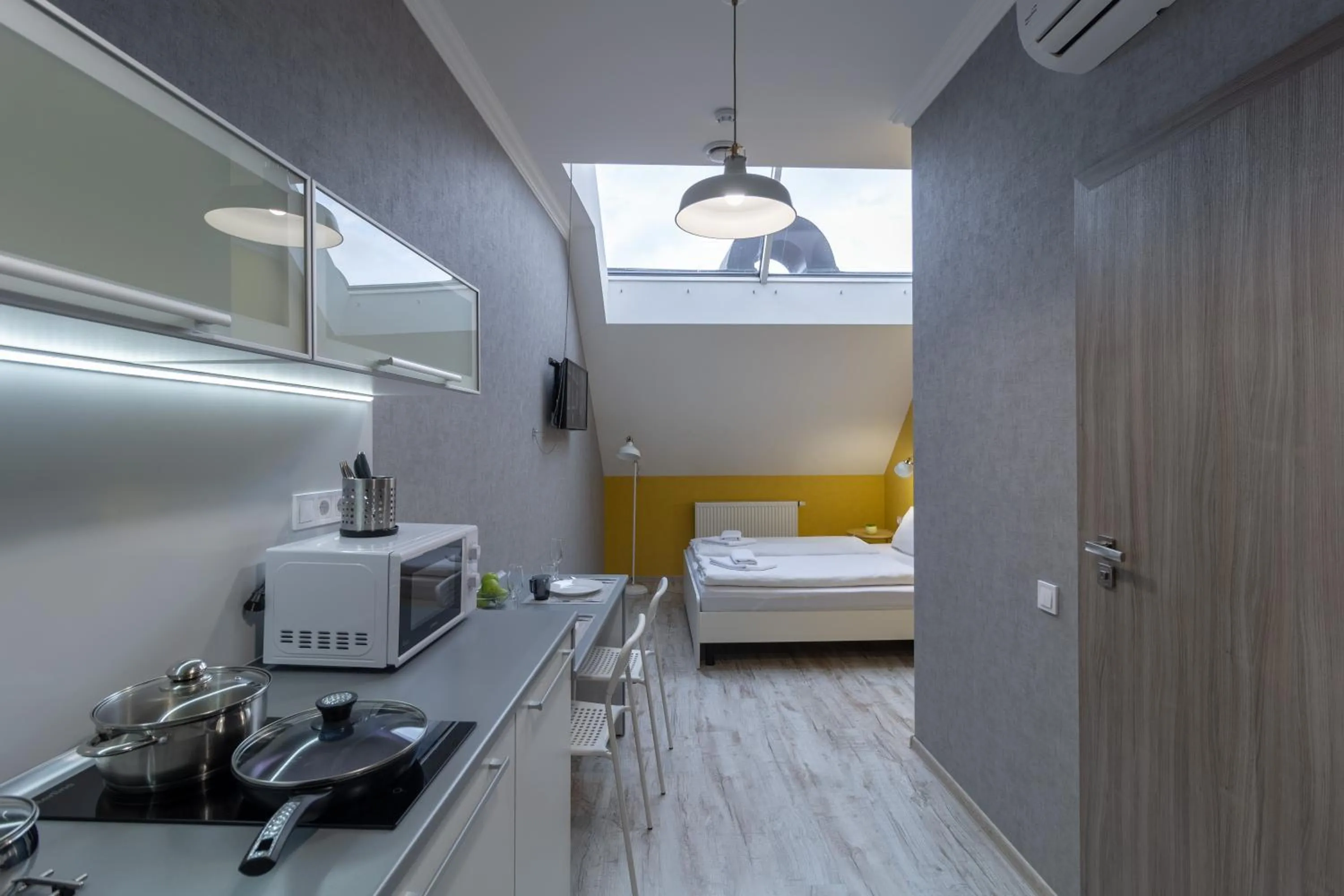 Shower, Bed in Opera Passage Hotel & Apartments