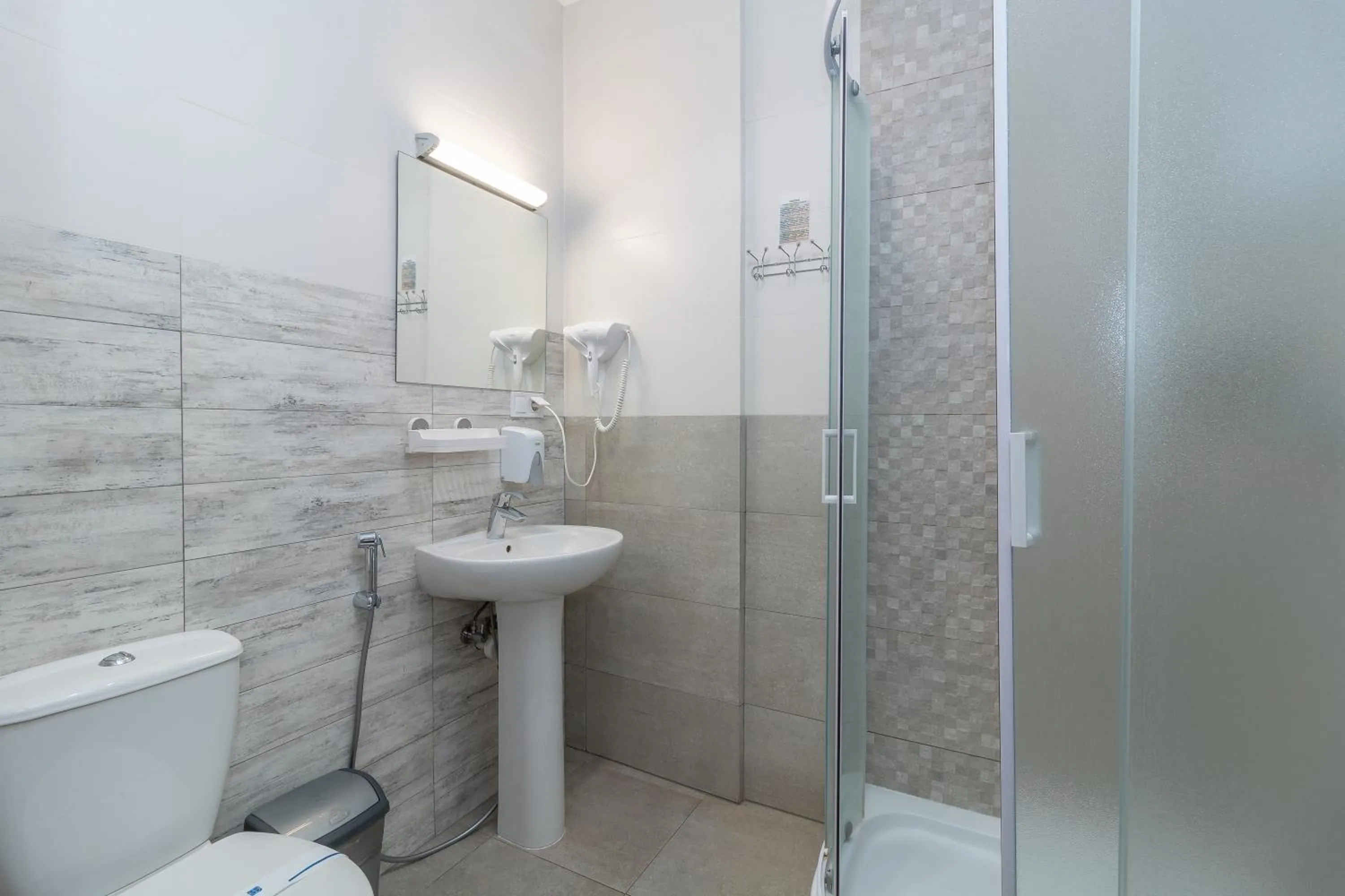 Shower in Opera Passage Hotel & Apartments