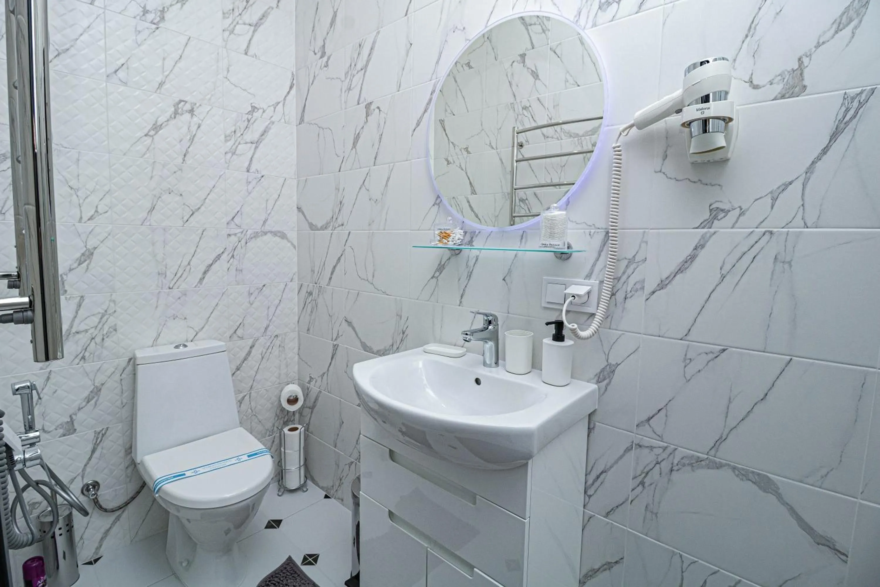 Toilet in Opera Passage Hotel & Apartments