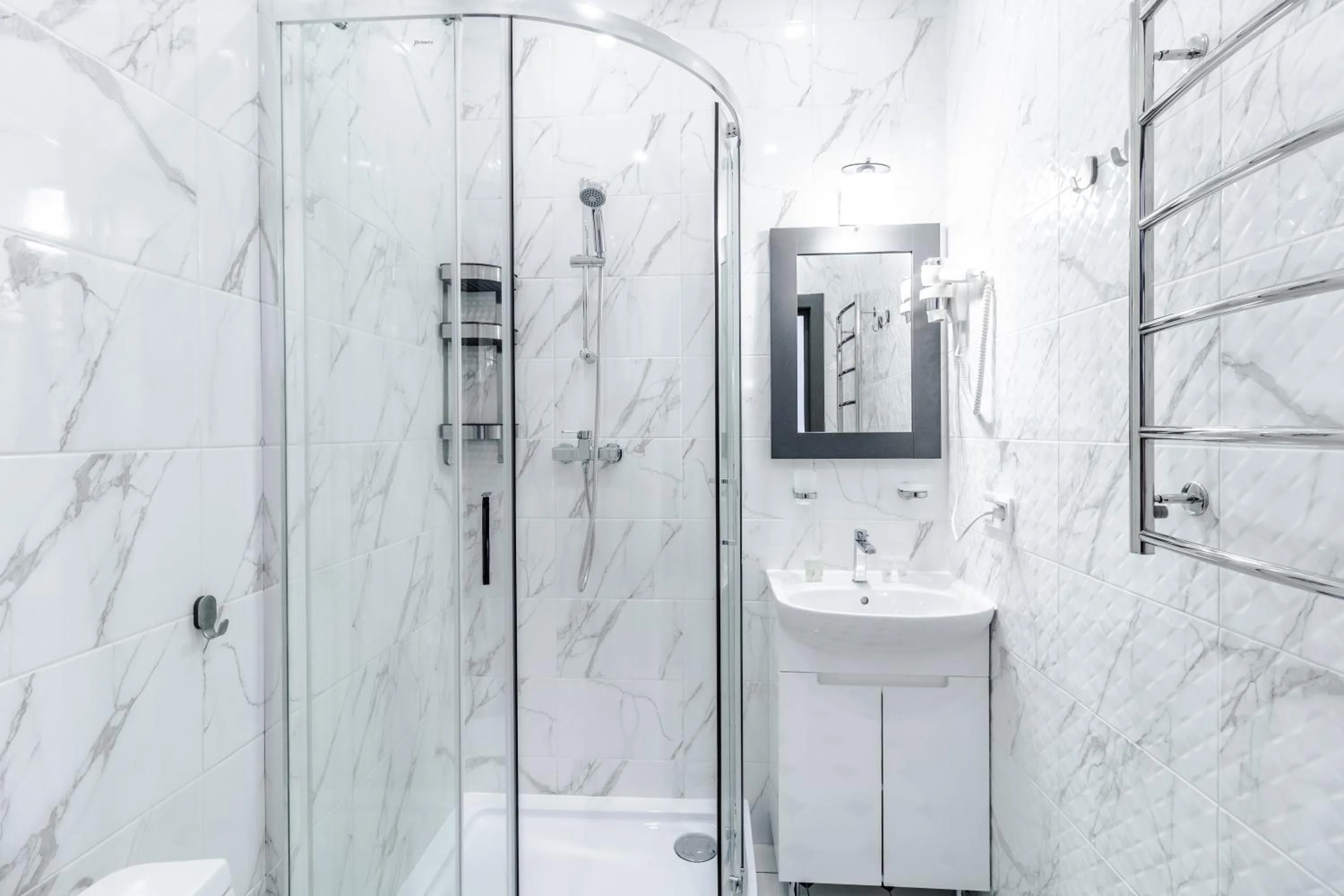 Shower in Opera Passage Hotel & Apartments