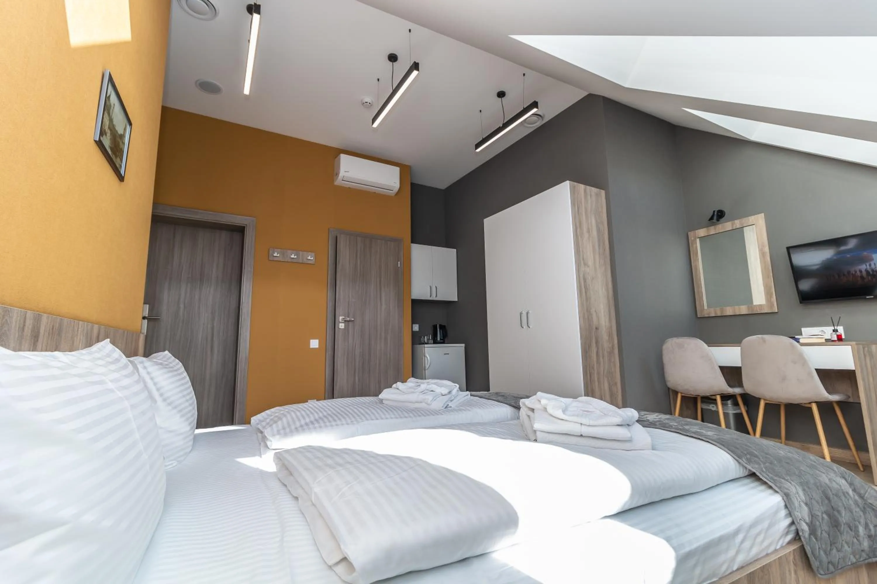 Shower, Bed in Opera Passage Hotel & Apartments