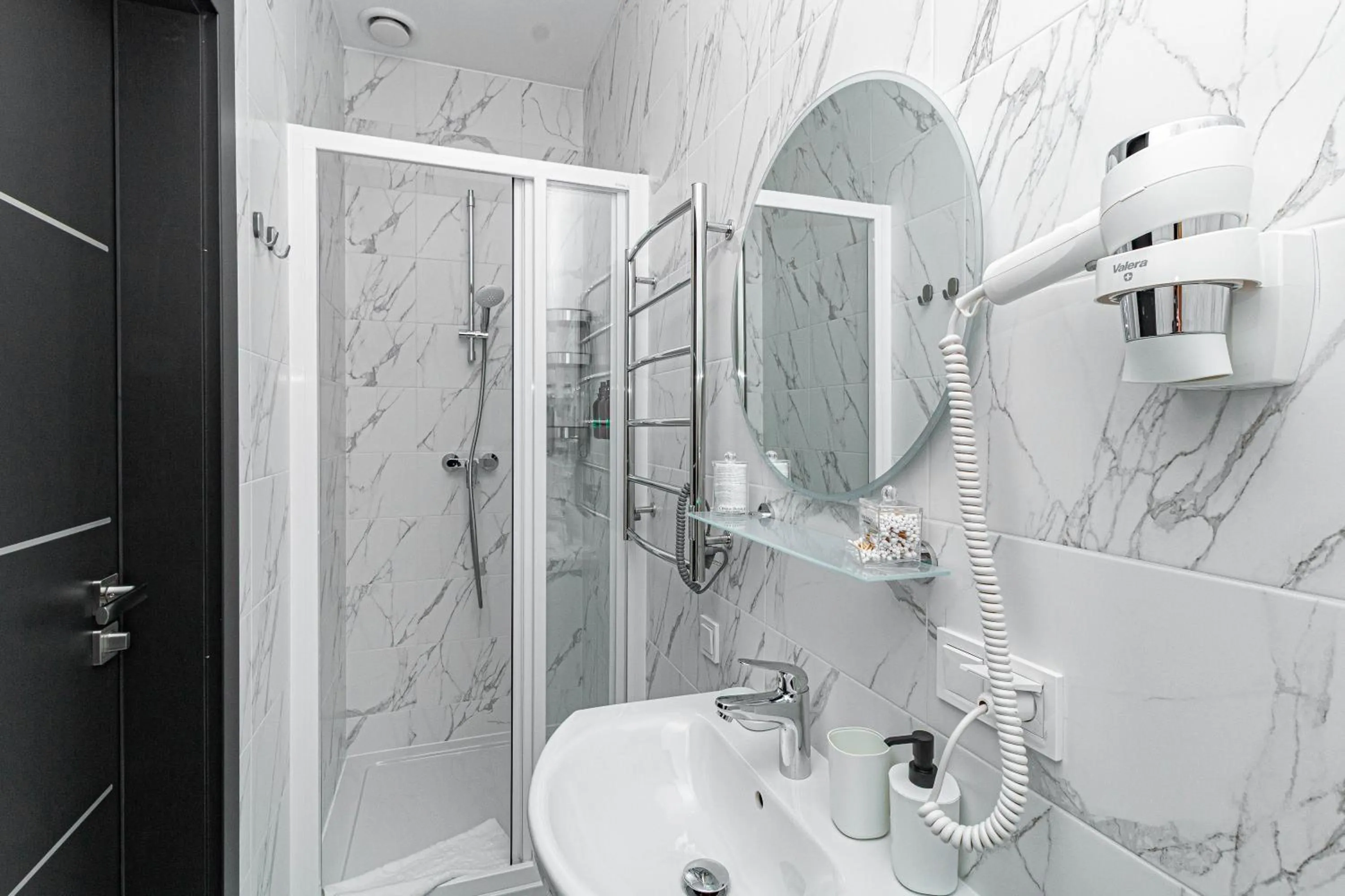 Shower in Opera Passage Hotel & Apartments