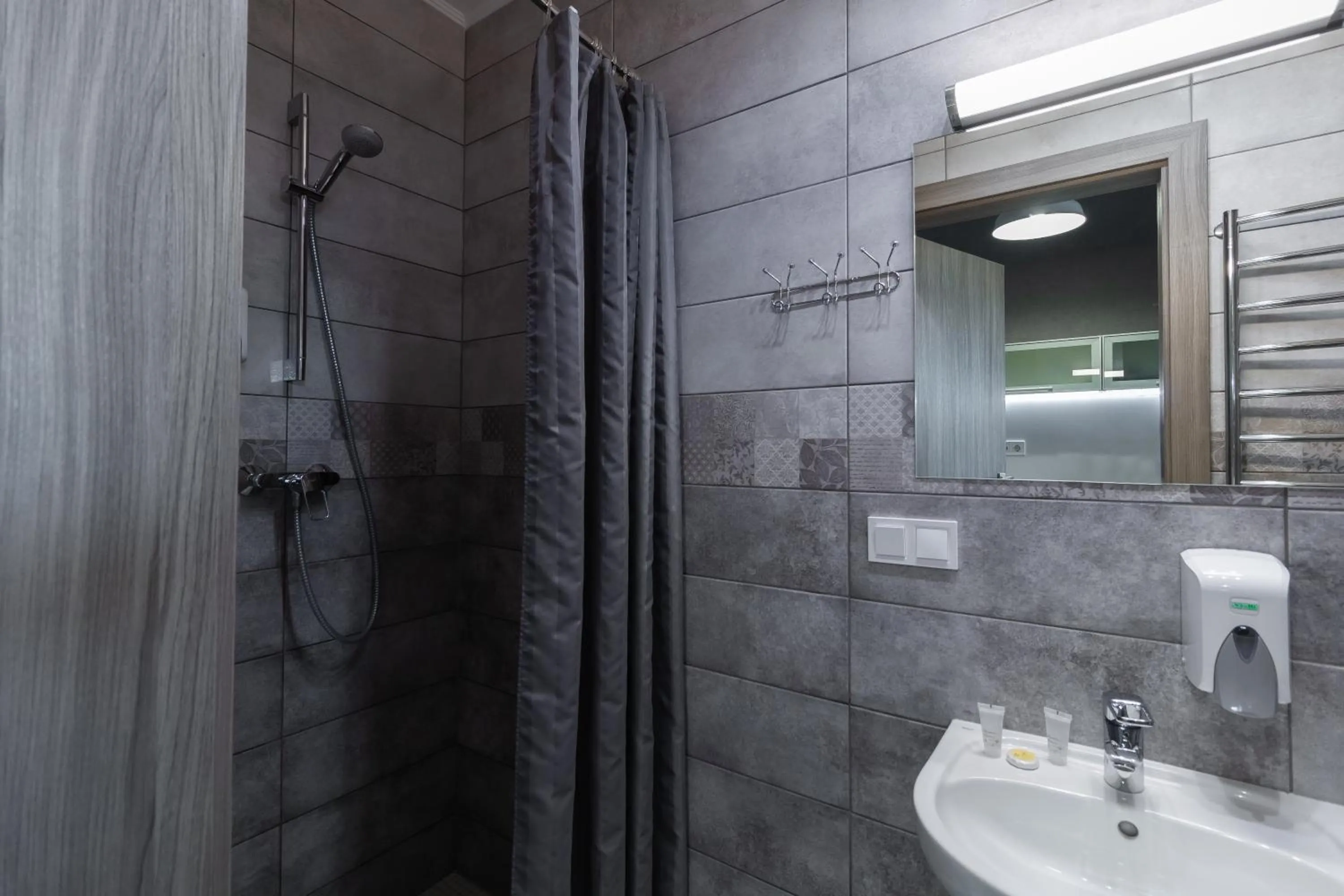 Shower in Opera Passage Hotel & Apartments