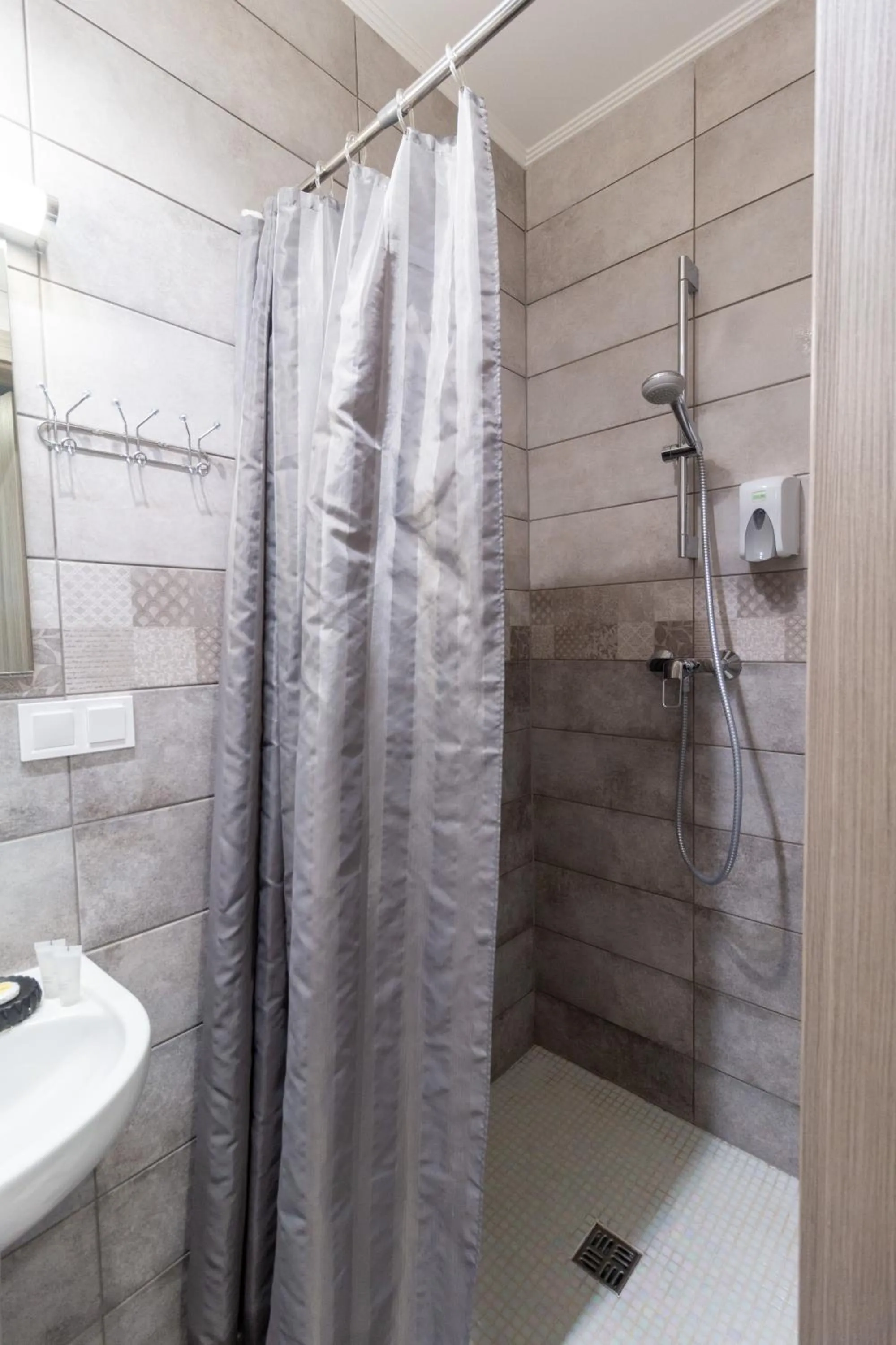 Shower in Opera Passage Hotel & Apartments
