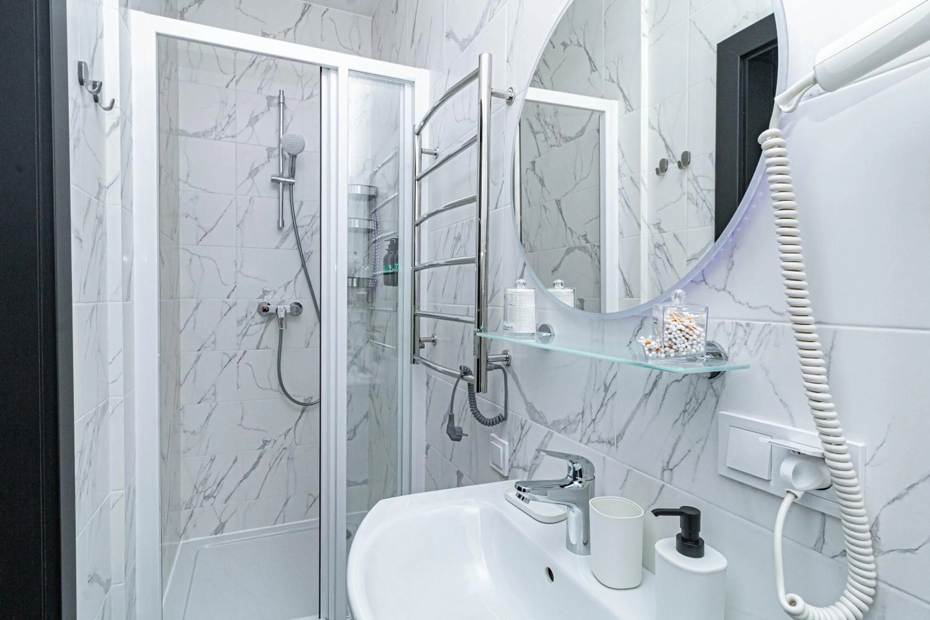 Shower in Opera Passage Hotel & Apartments