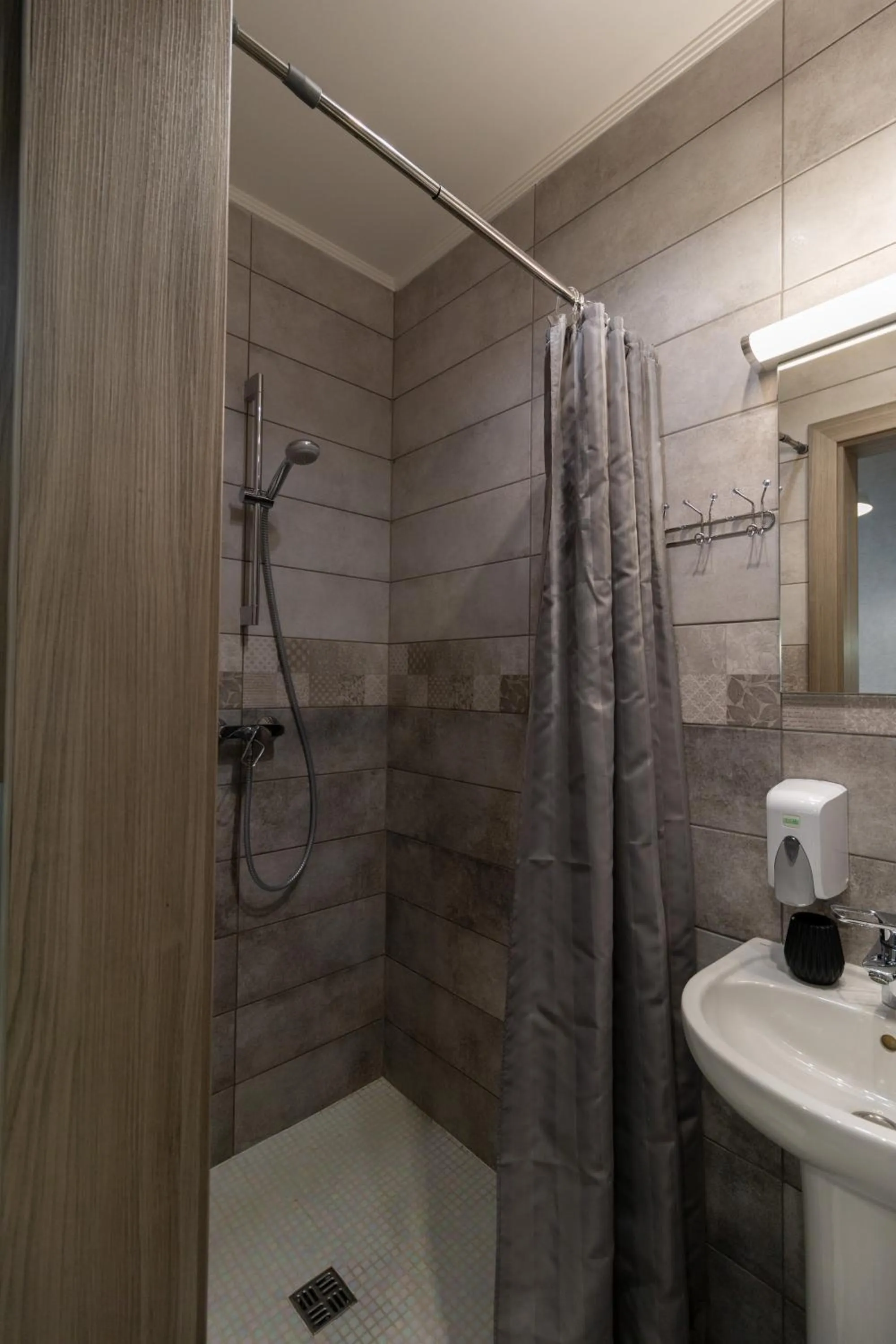 Shower in Opera Passage Hotel & Apartments